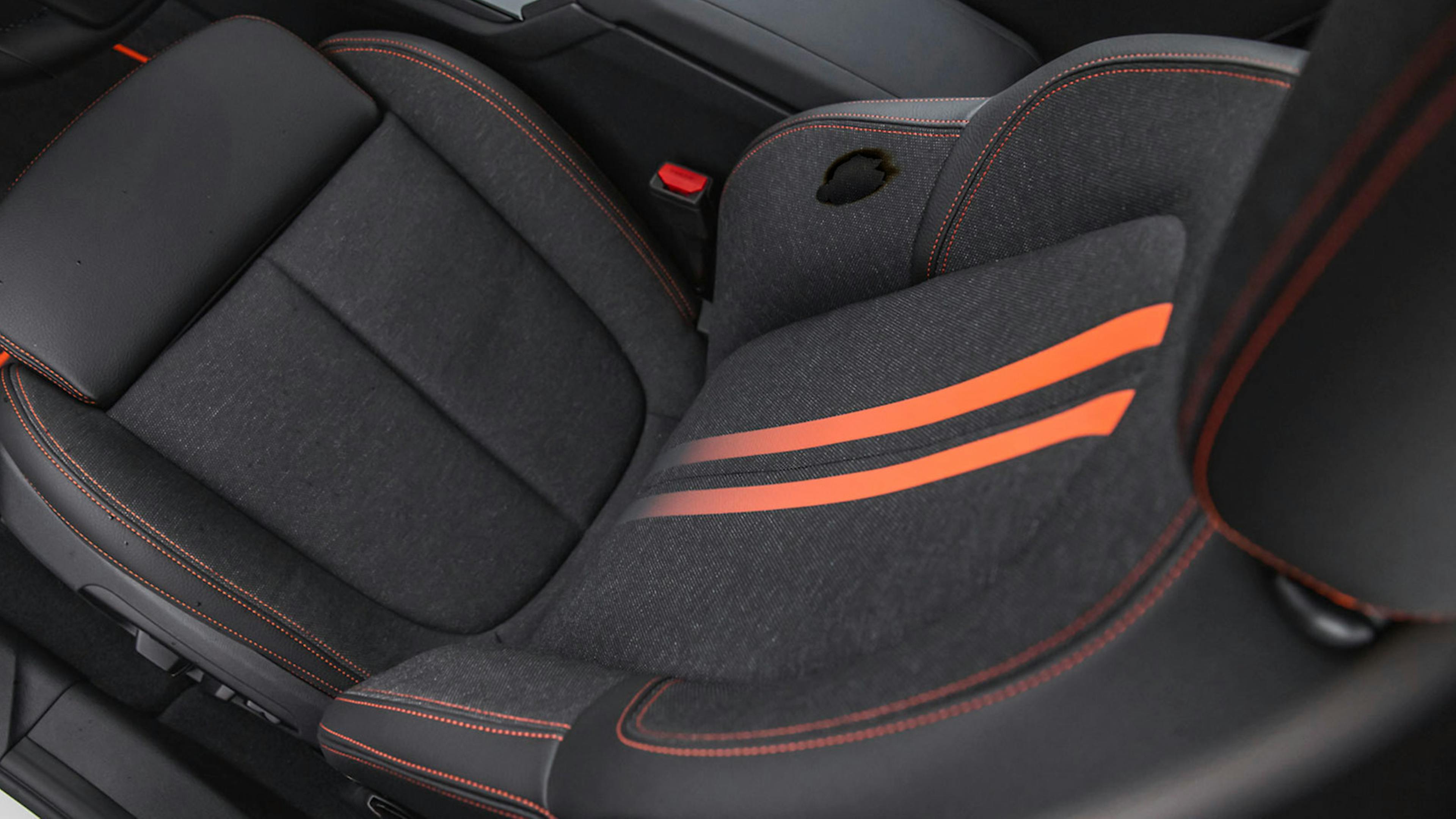 Ein Brandloch auf dem Sitz eines BMW 118i.