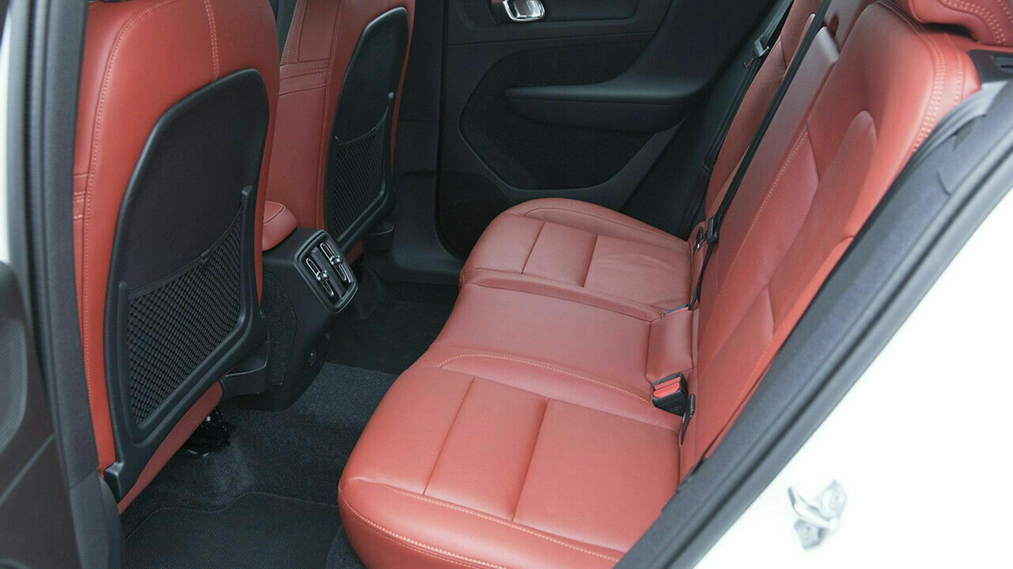 Der BMW X1 setzt im Innenleben auf etwas mehr Kontrast und verstärkt sein raues Image.