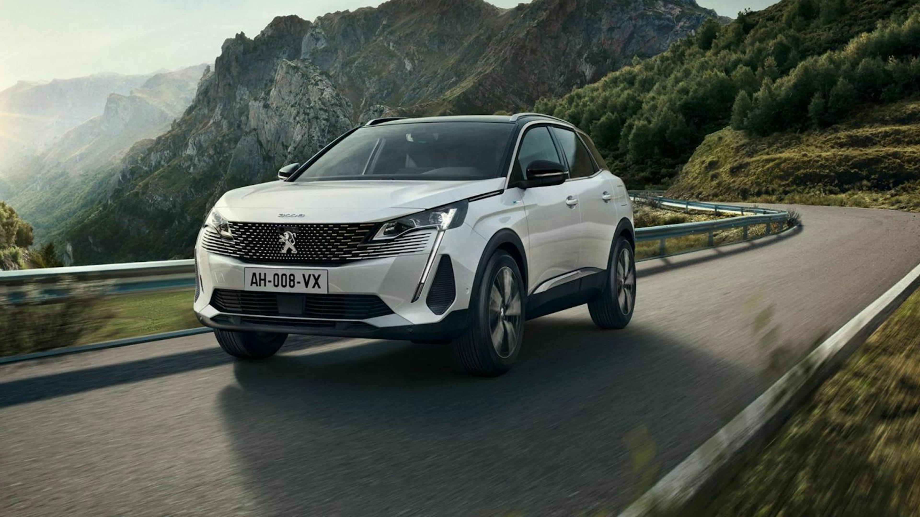 Zu sehen ist der geliftete Peugeot 3008 Hybrid von vorne