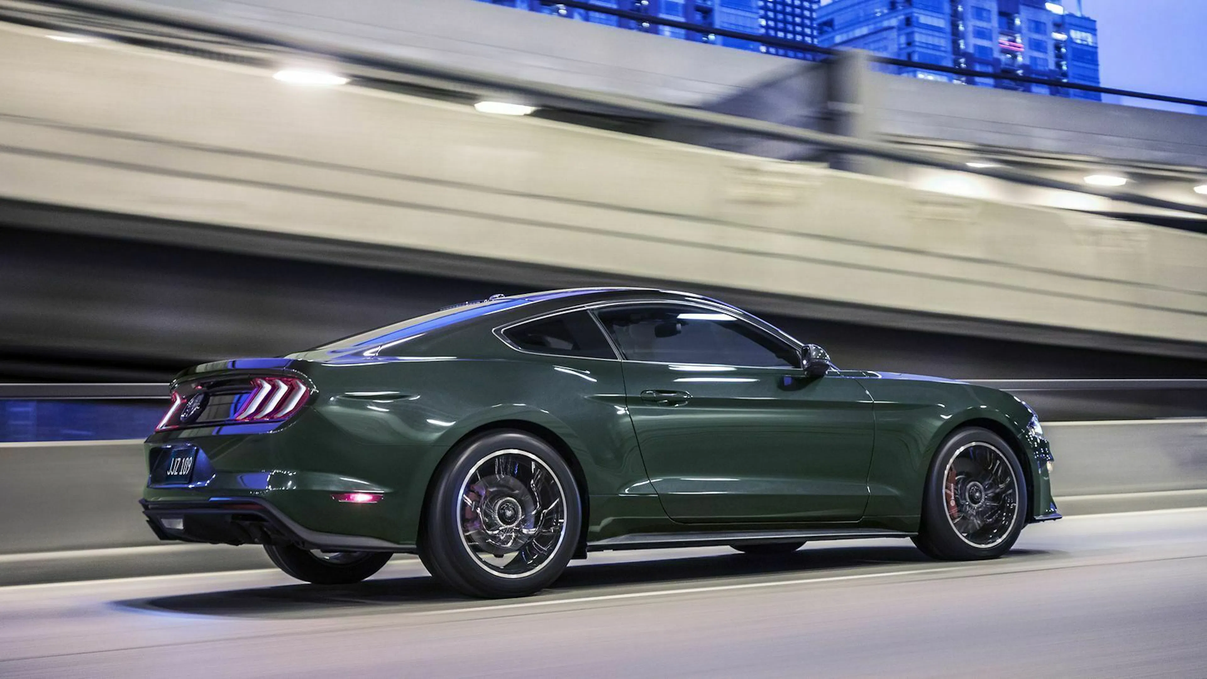 zu sehen ist der Ford Mustang Bullitt von 2019, seitlich fahrend