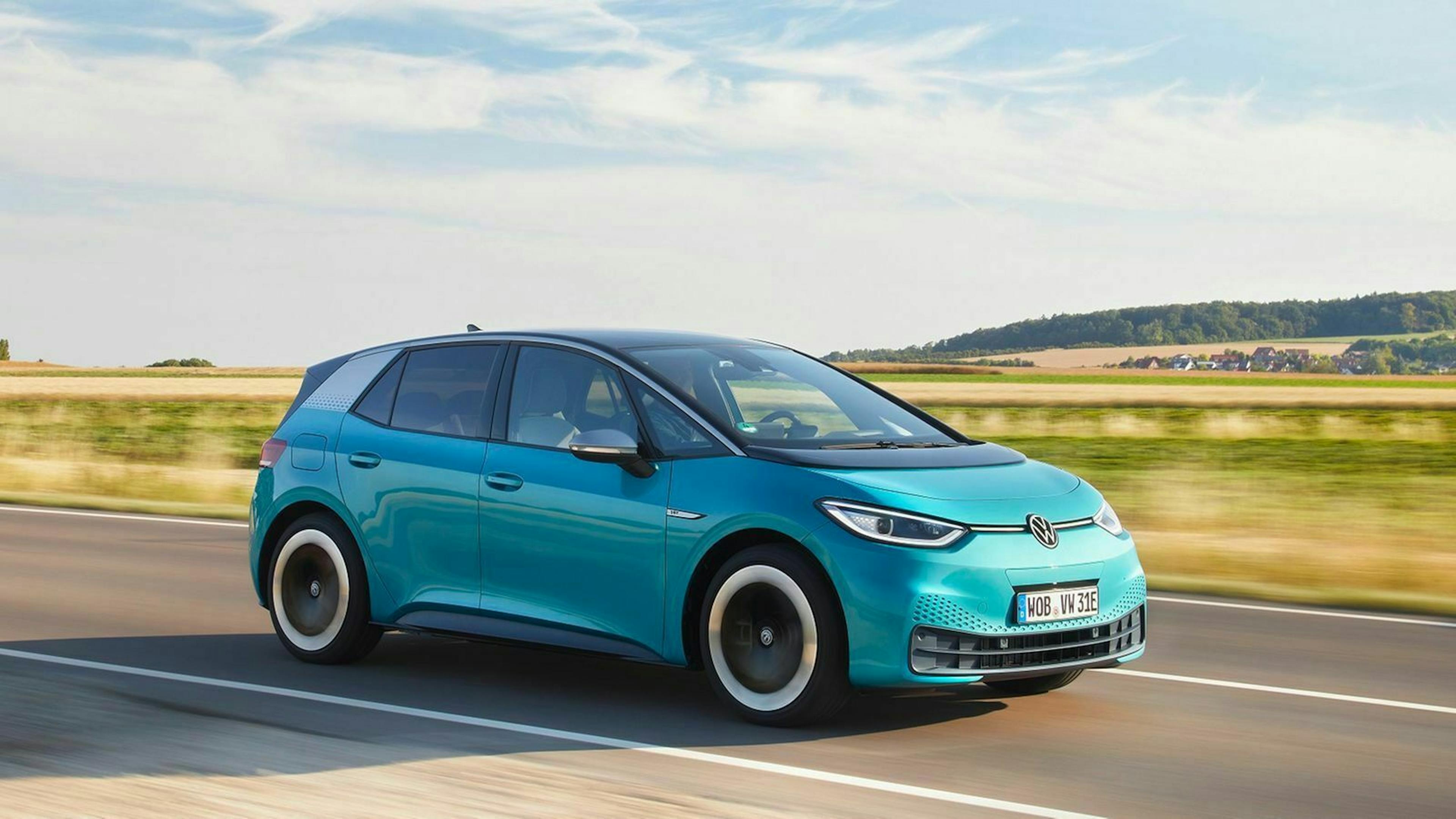 VW ID.3 in blau auf der Landstraße von vorne