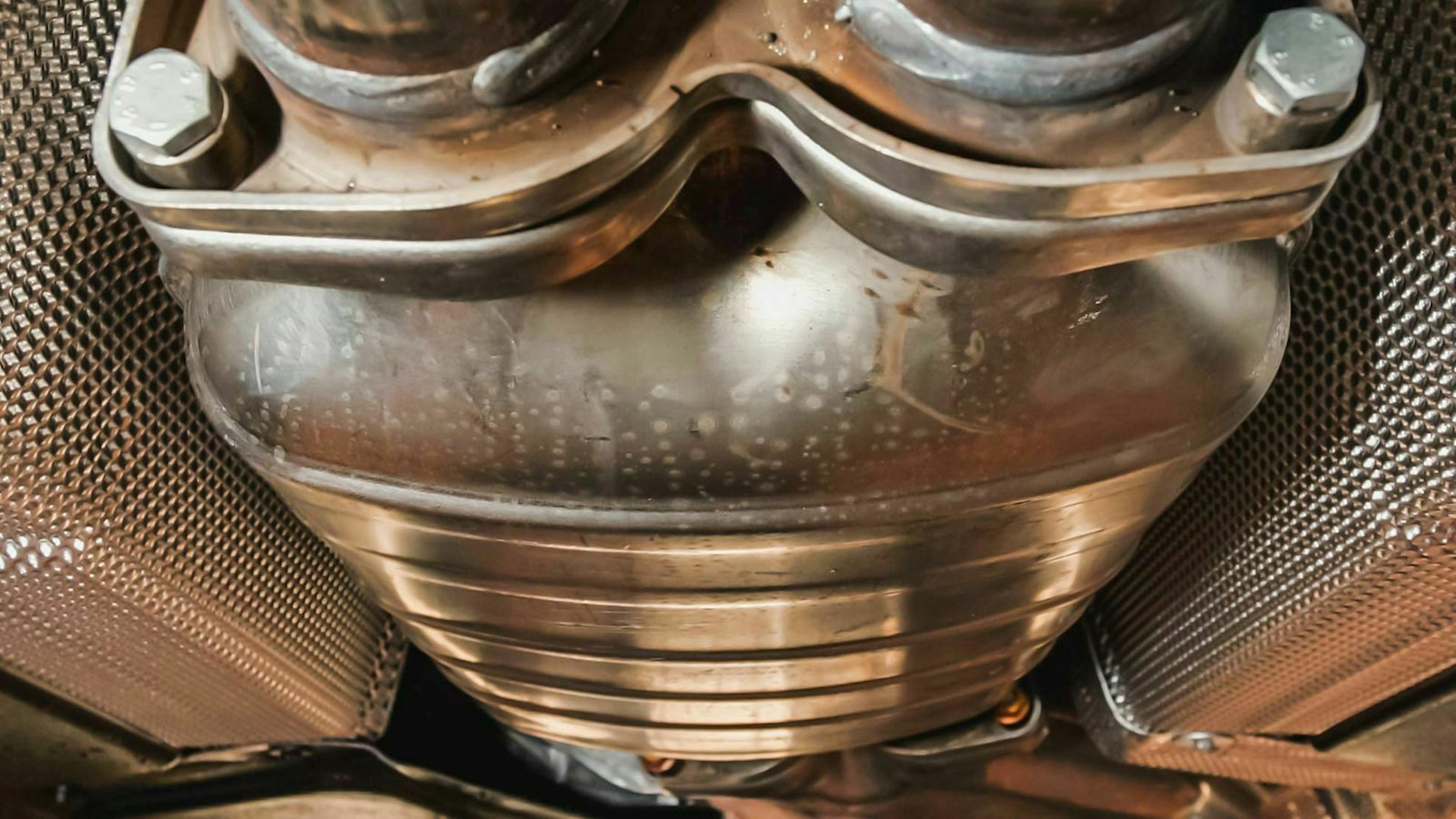 Ein Auspuff-Mittelschalldämpfer in Nahaufnahme