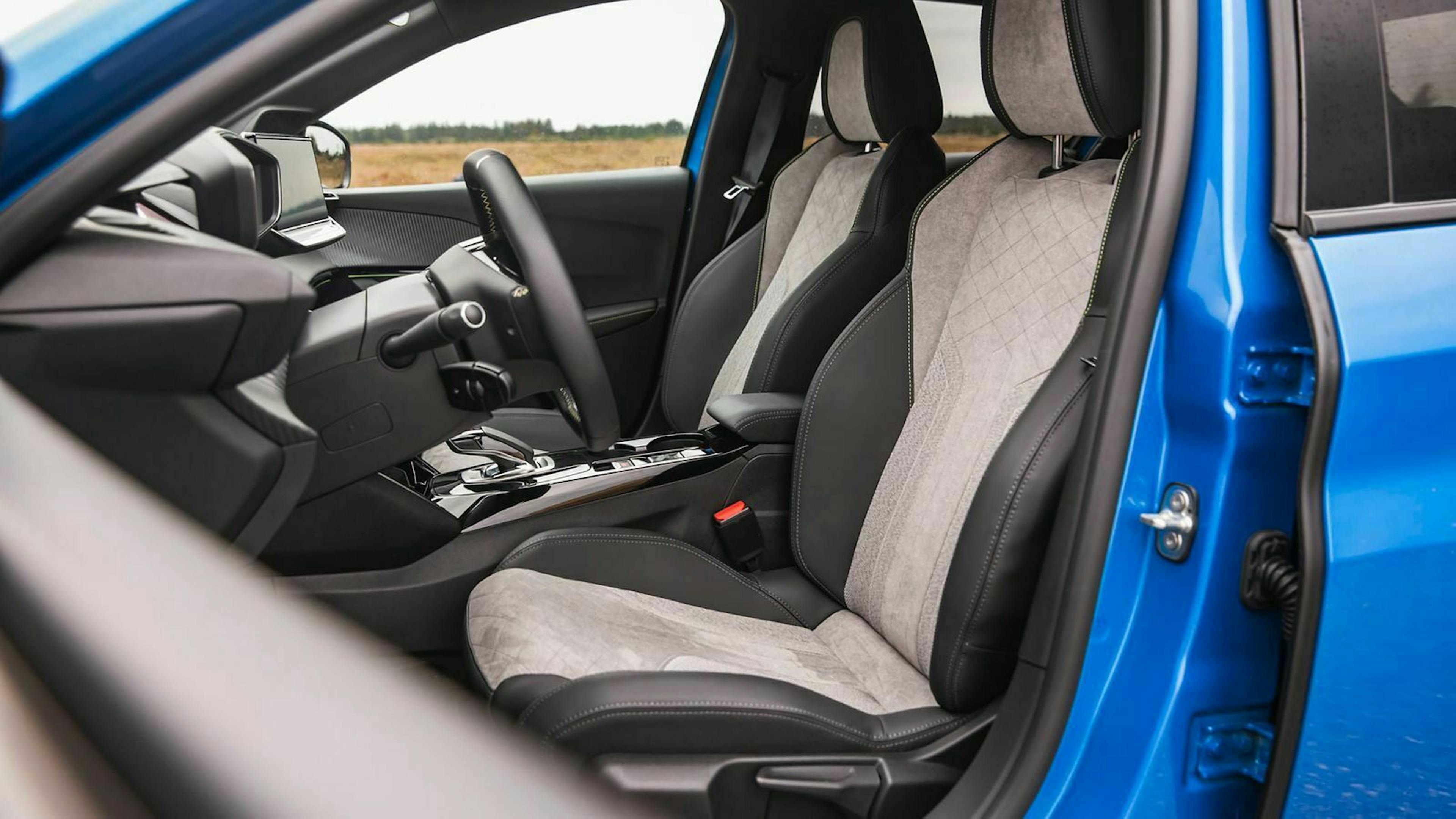 Im Innenraum unterscheidet sich die Elektro-Variante kaum von seinem Verbrenner-Pendant