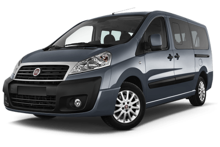 Silber-grauer Fiat-Van, Frontansicht, auf weißem Hintergrund. Fahrzeug mit vier Türen und großen Fenstern, bereit für den Transport.