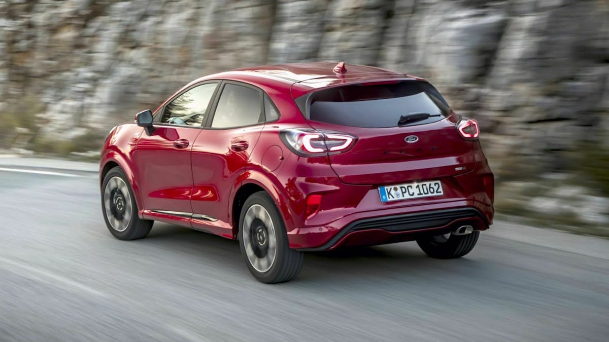Zu sehen ist der Ford Puma von hinten, fahrend