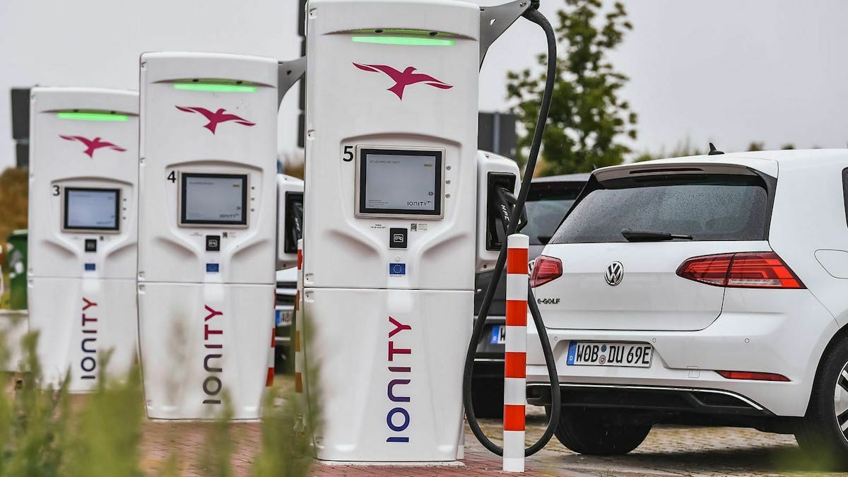 Ein VW e-Golf steht an einer Ionity-Schnellladesäule.