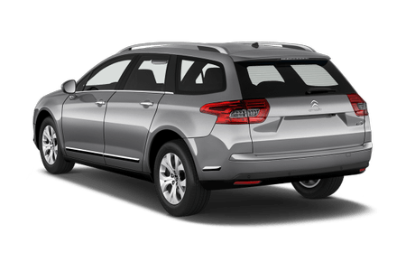 Silberner Kombi von hinten, geparkt vor weißem Hintergrund. LED-Rückleuchten und Dachreling sind sichtbar.