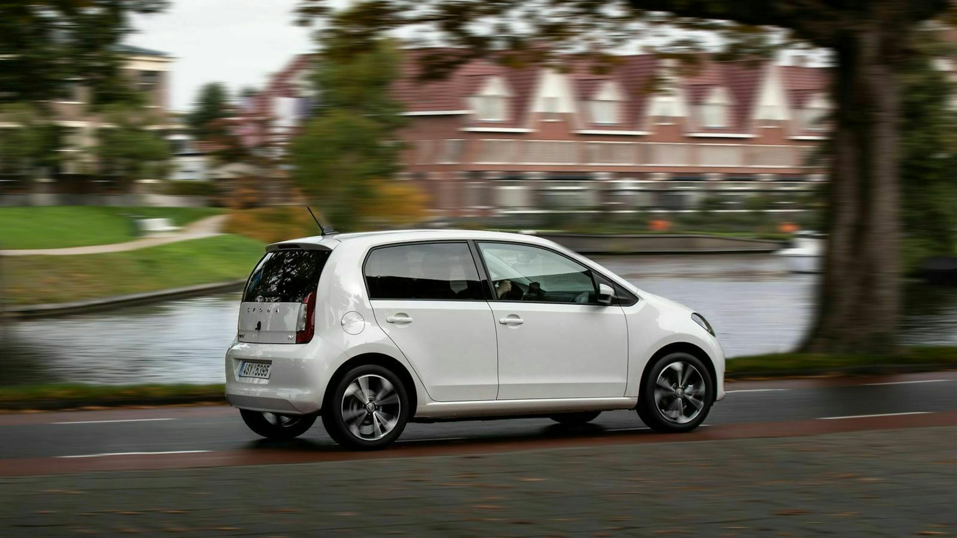 Škoda citigo in der Seitenansicht, fahrend