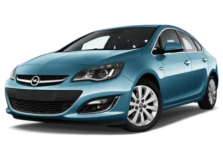 Blauer Opel Astra, Limousine, schräg von vorne gesehen. Leicht geöffnete Fenster, silberne Felgen, vor weißem Hintergrund.