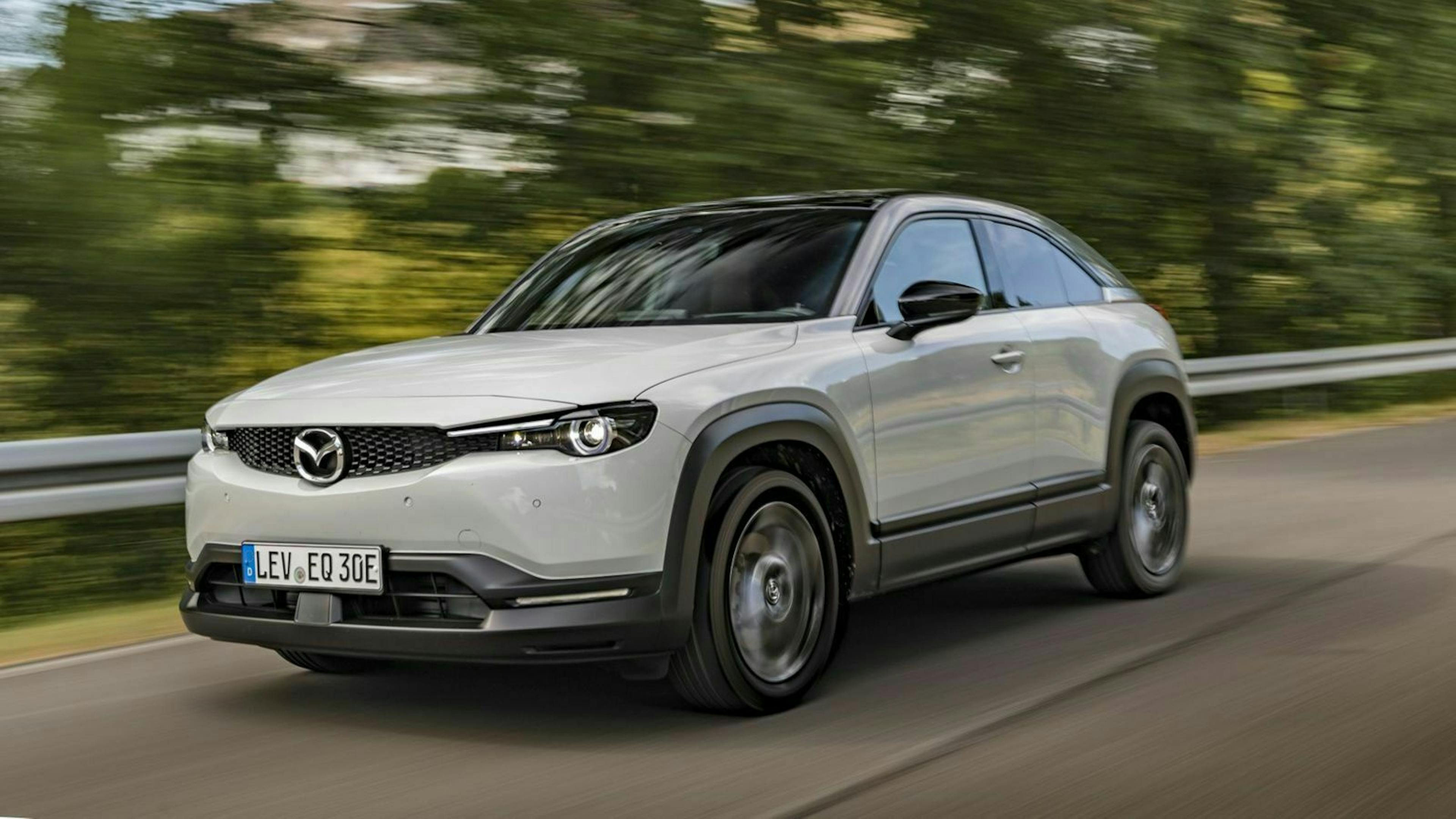 Teaser: Mazda MX-30 Dreiveirtel-Frontansicht Dynamisch