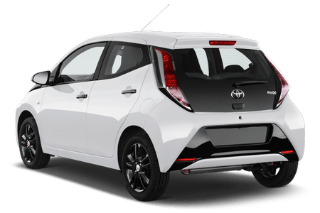 Kompakter, weißer Toyota-Kleinwagen von hinten, mit schwarzen Felgen und Akzenten, auf weißem Hintergrund.