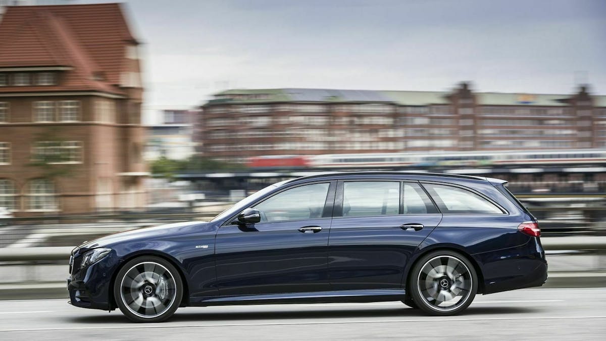 Zu sehen ist die Mercedes E-Klasse als Kombi Modell (T-Modell), seitlich stehend