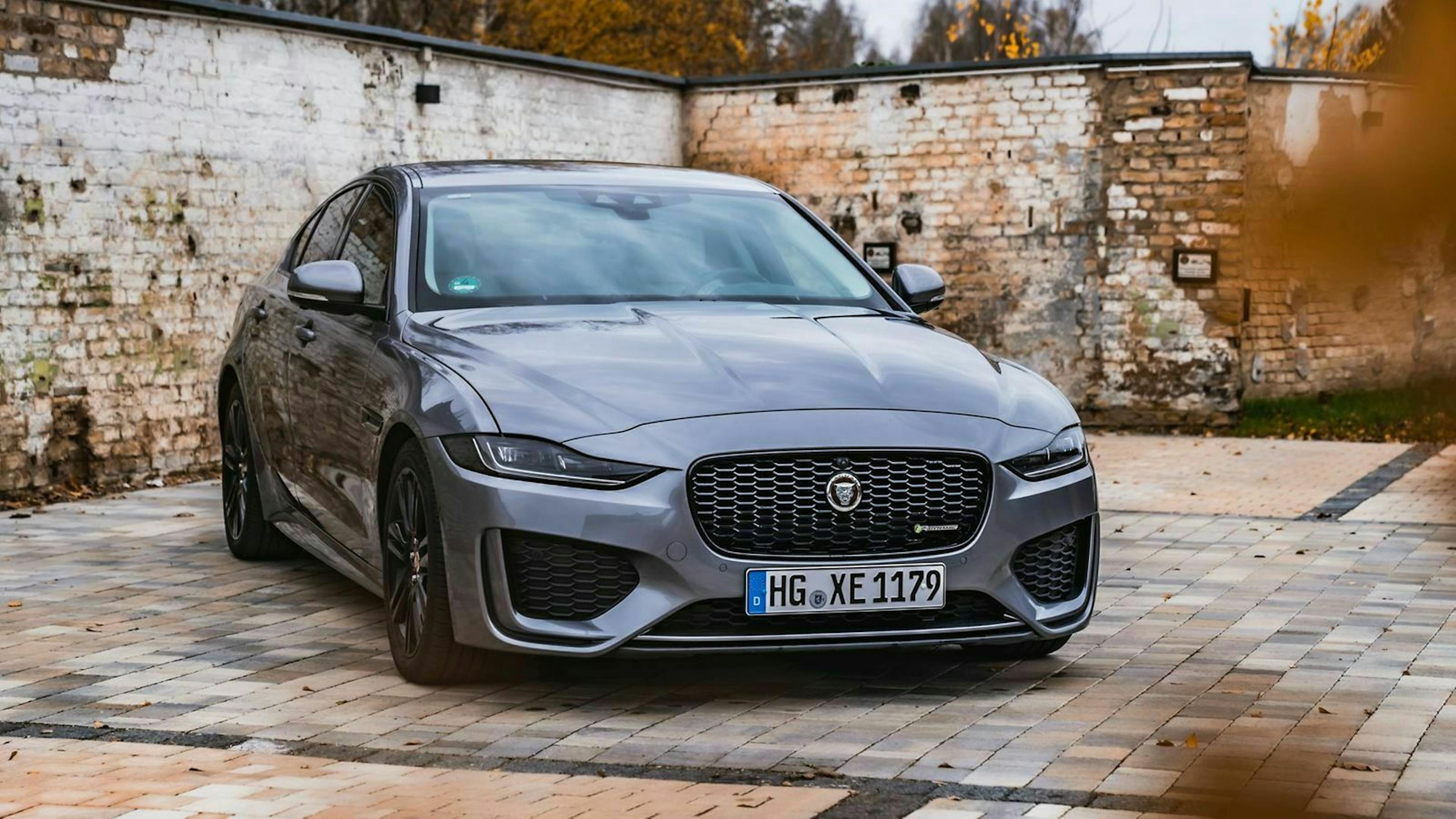 Jaguar XE in der Frontansicht, stehend