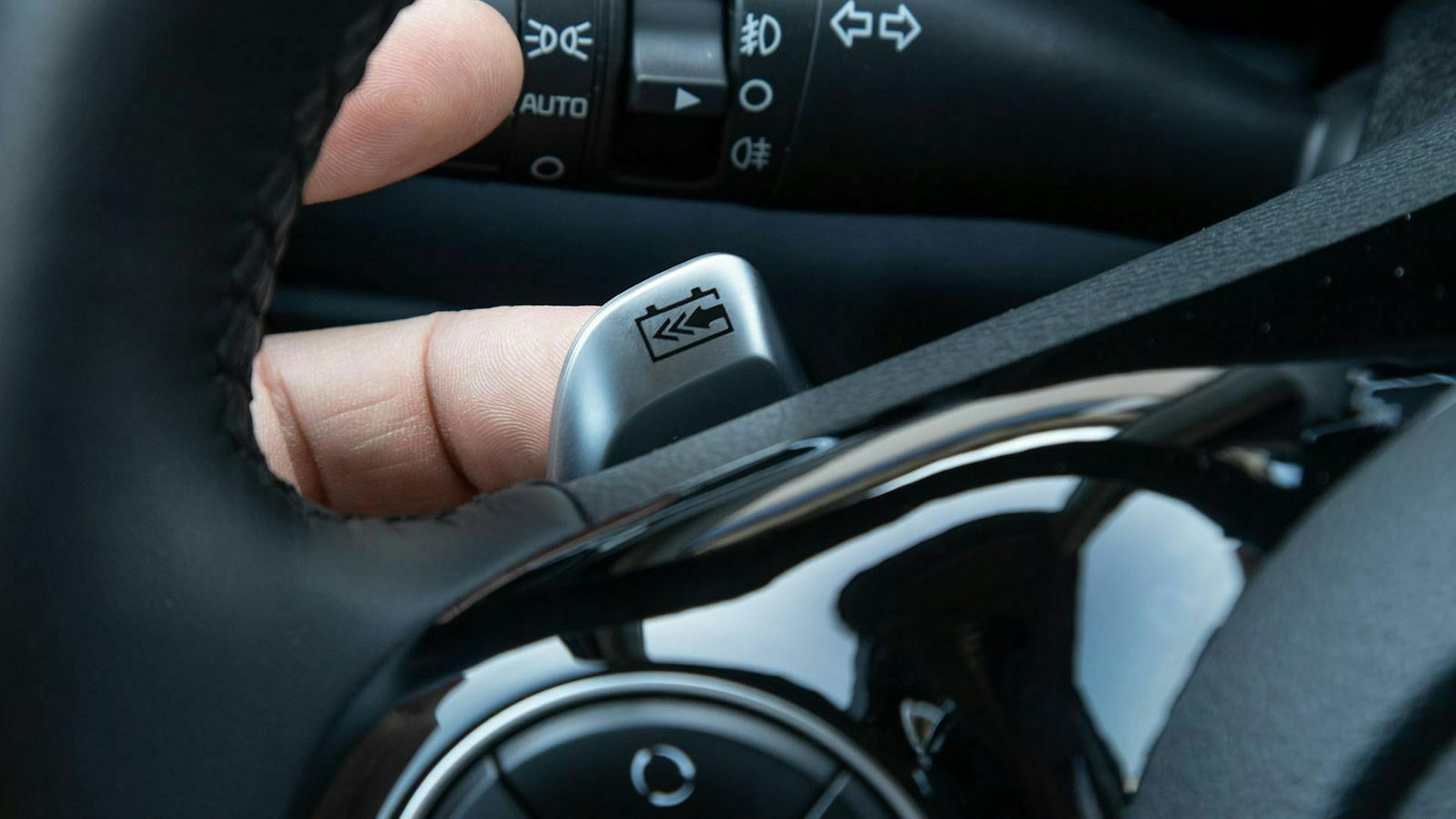 Die Schaltwippe hinter dem Lenkrad im Kia e-Soul. Hier stellt man die Rekuperationstärke ein