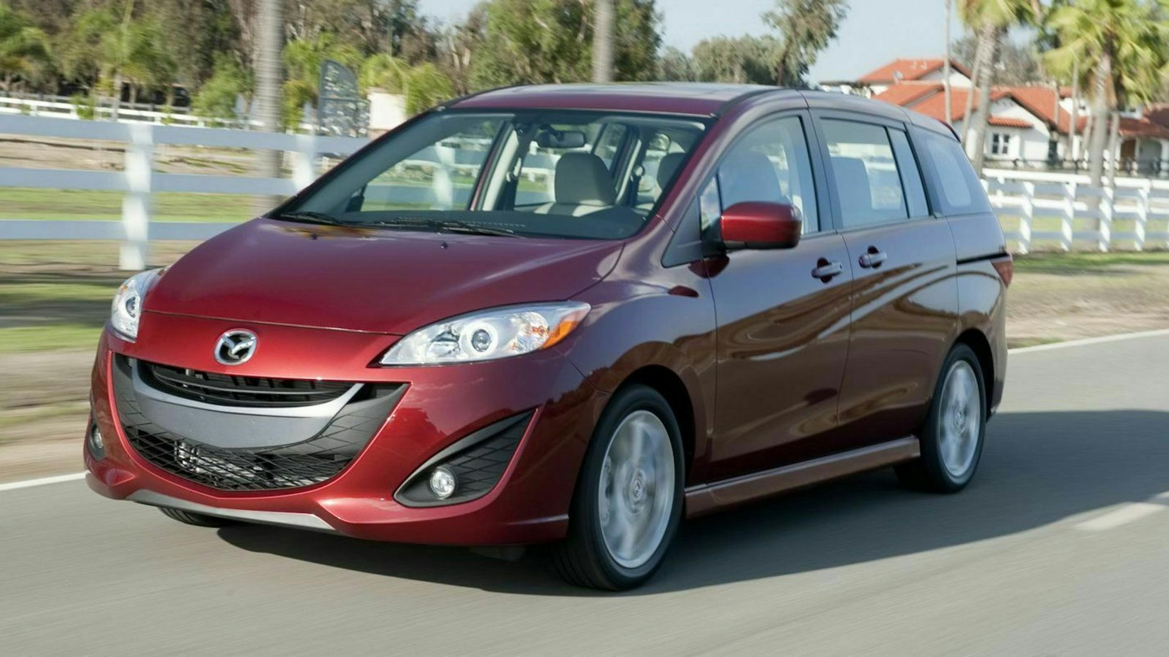 Zu sehen ist der Mazda5 von vorne, fahrend