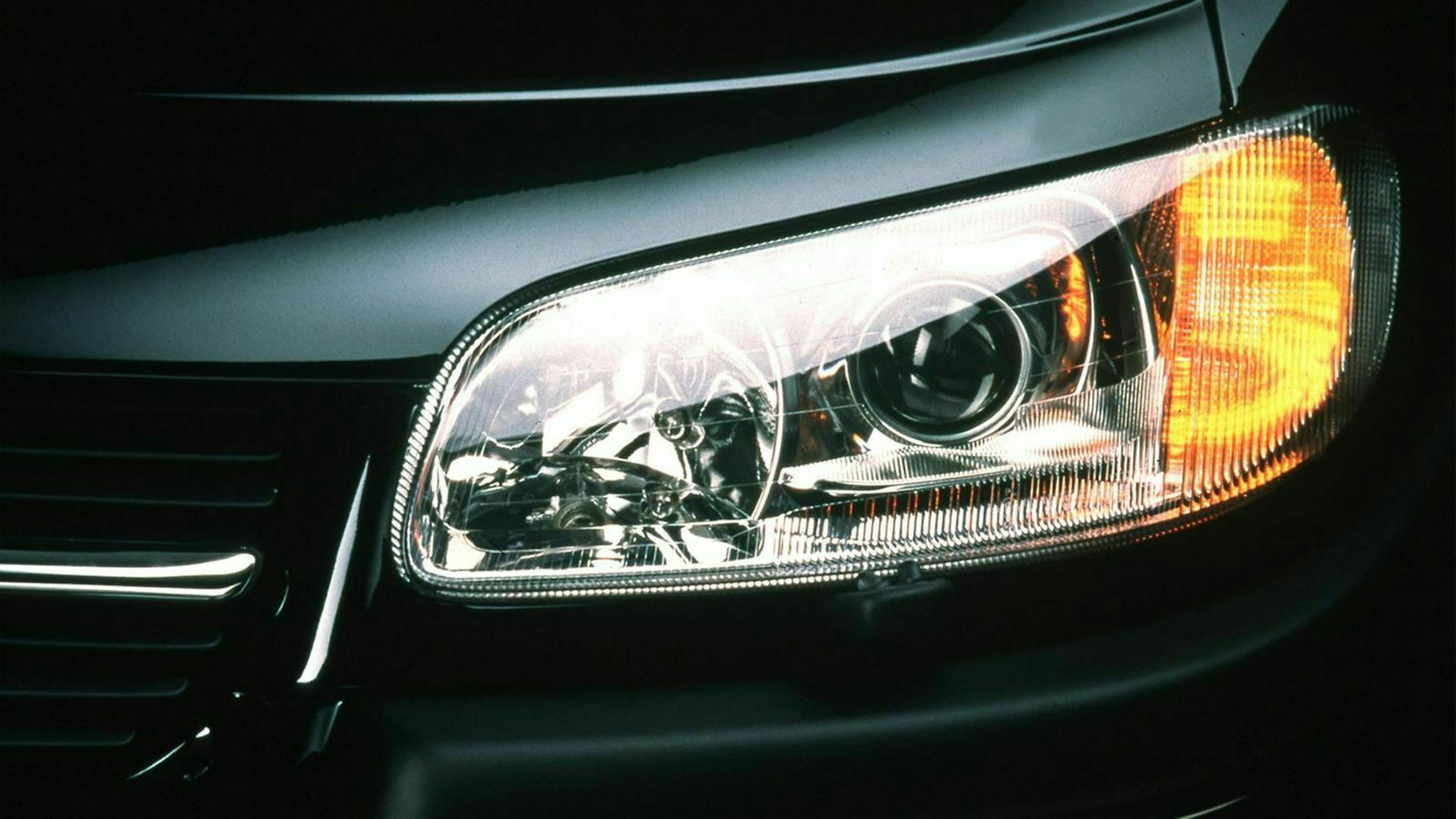 Ansicht des linken Scheinwerfers des Opel Omega B 