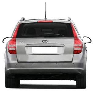 Silberner Kia Kombi von hinten mit Antenne und Dachreling, Nummernschild unkenntlich gemacht, vor weißem Hintergrund.