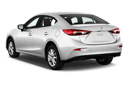 Silberner Mazda 3 Limousine, Rückansicht, auf weißem Hintergrund.