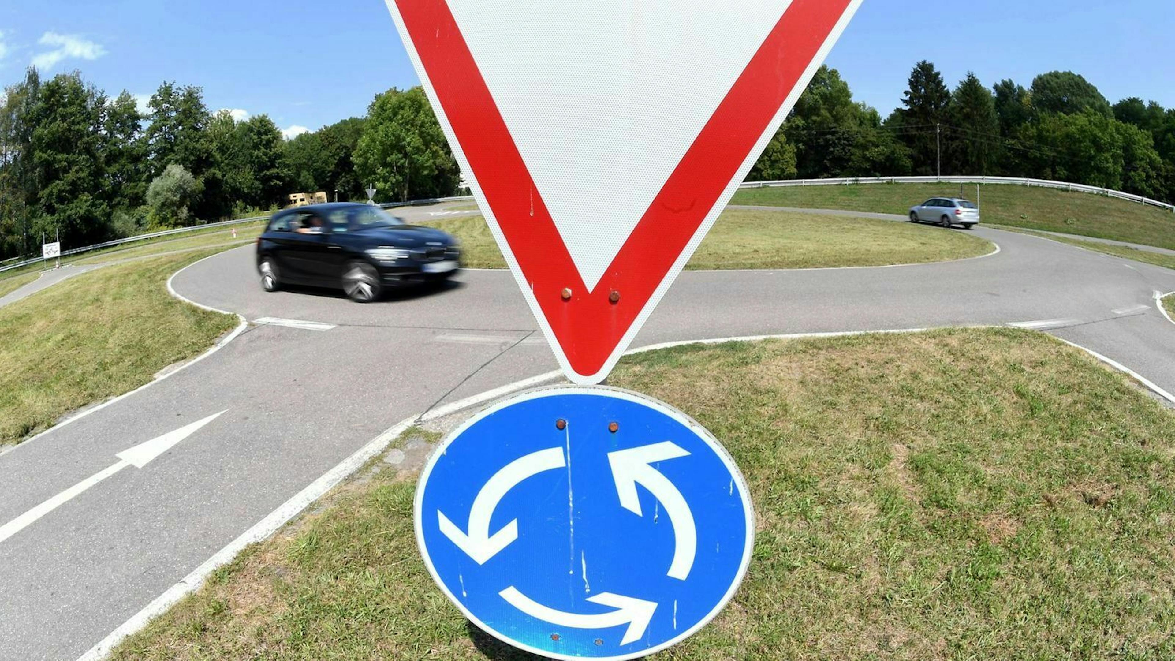 Im Kreisverkehr gilt: Das Blinken beim Einfahren ist verboten. Ledglich beim Verlassen des Kreisverkehres wird geblinkt