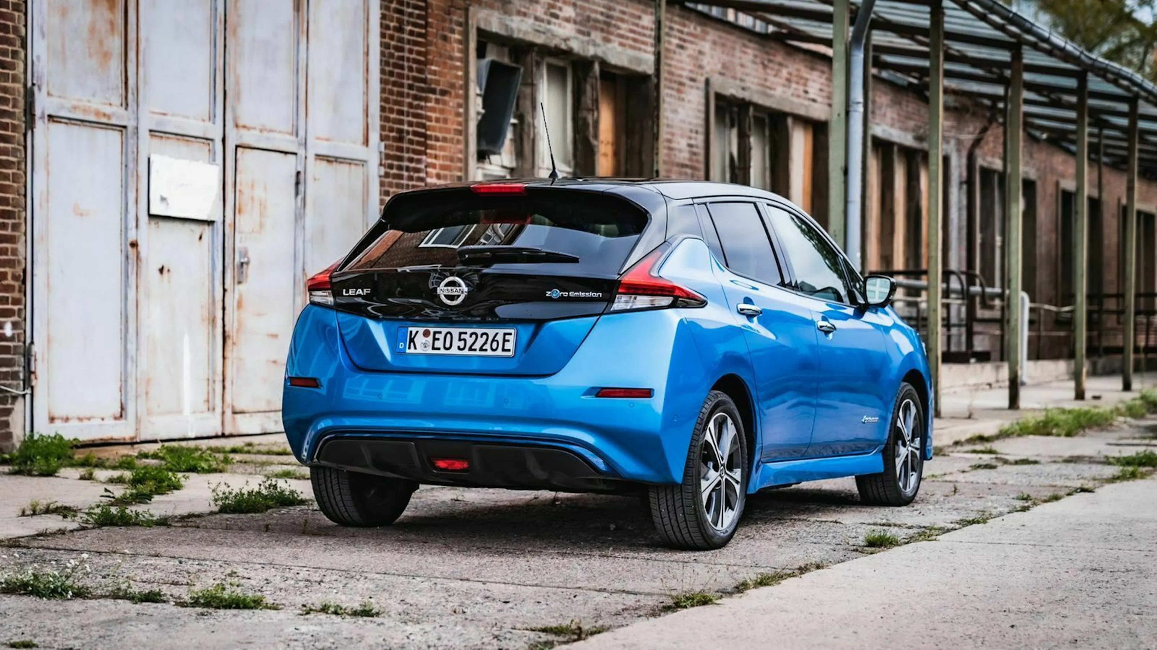 Nissan Leaf FL Dreiviertel-Heckansicht