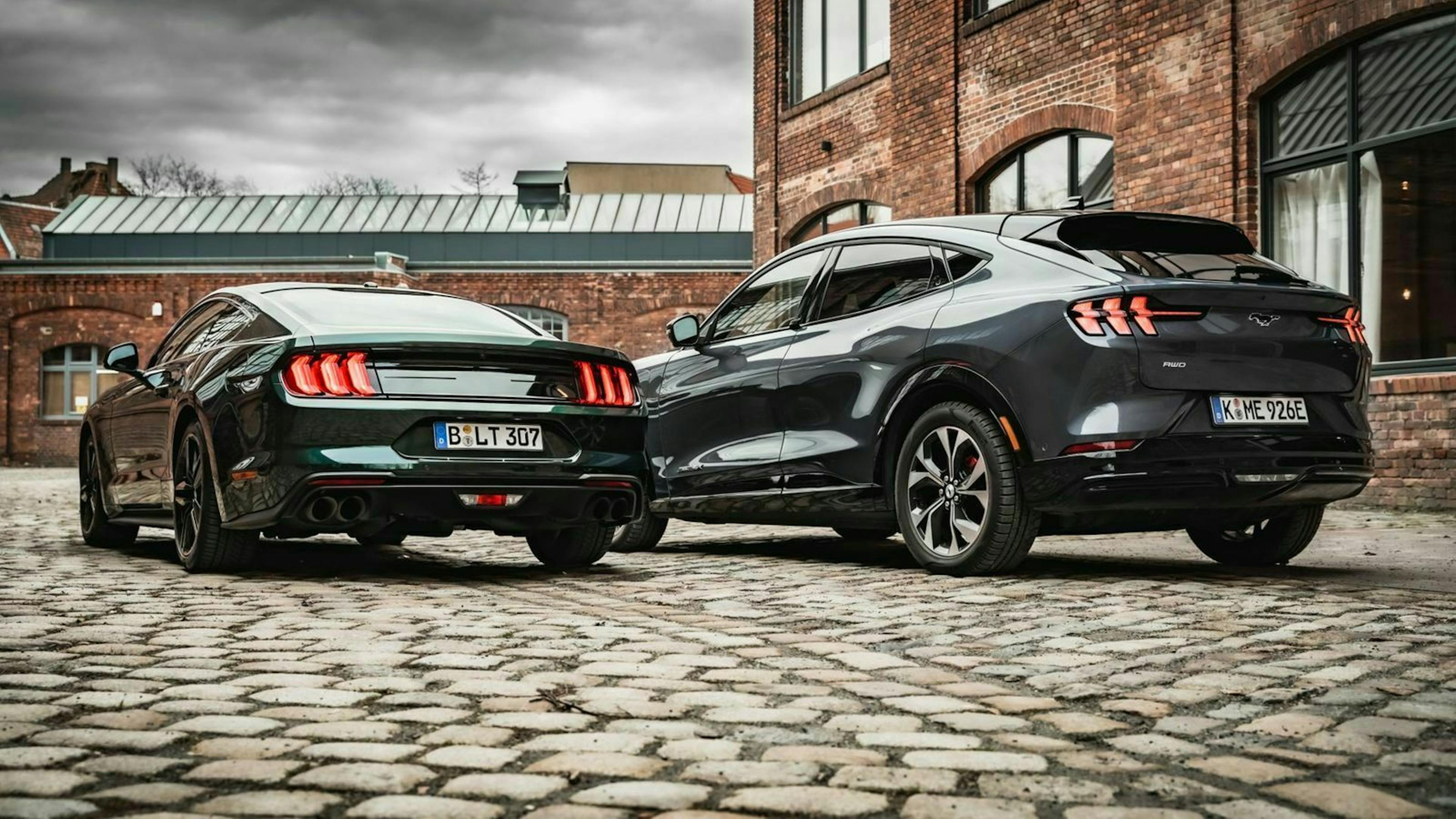 Zu sehen ist der Ford Mustang Bullitt (links) und der Ford Mustang Mach-E (rechts) von hinten
