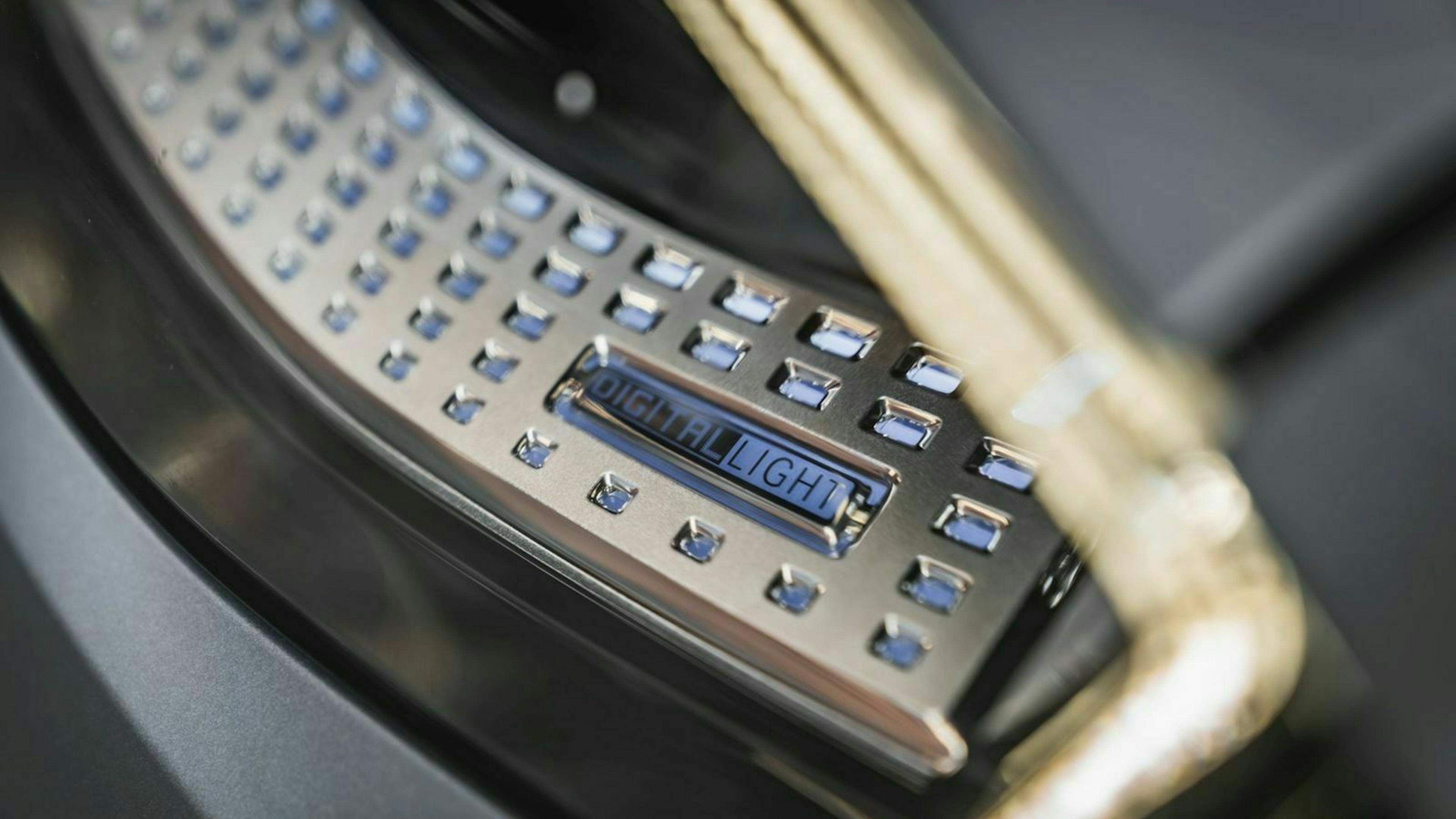 Zu sehen ist die Türbeleuchtung der Mercedes_S-Klasse 2020