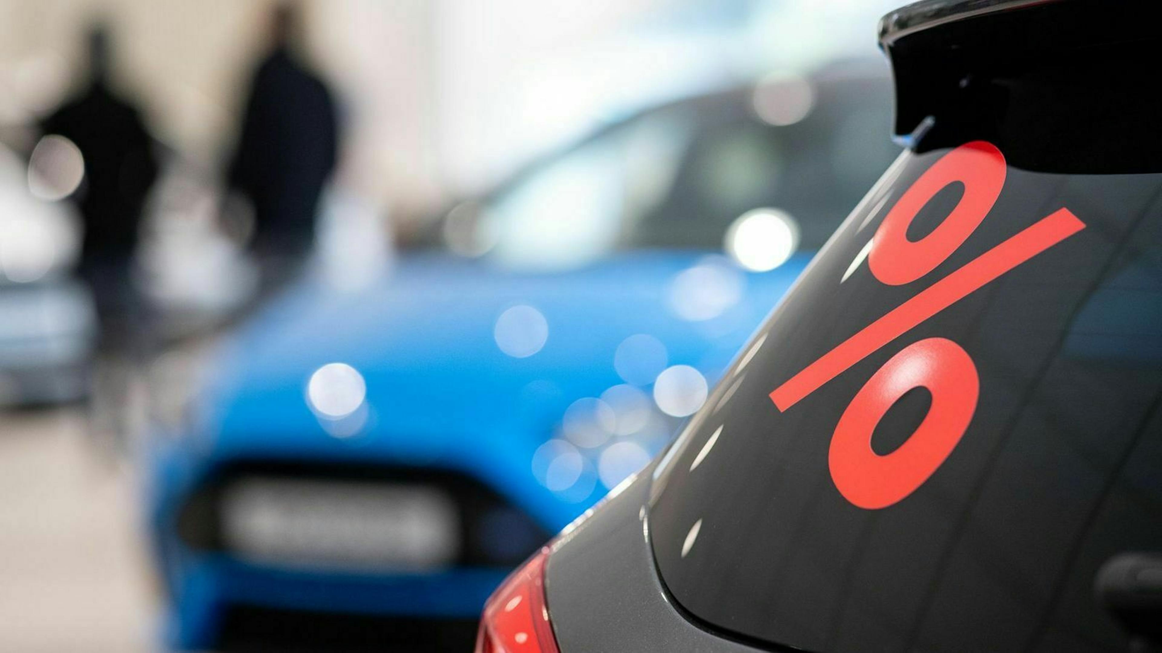 Gebrauchswagen mit Prozentzeichen am Kofferraumfenster