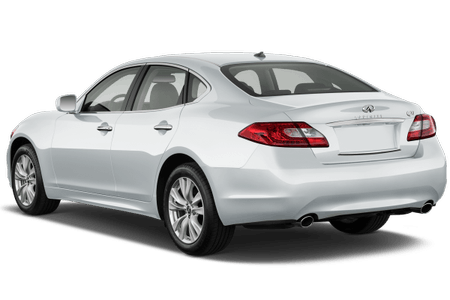 Weiße Limousine von hinten, parkend. Elegante Karosserie mit moderner, geschwungener Form. Heckleuchten und Doppelauspuff sichtbar.