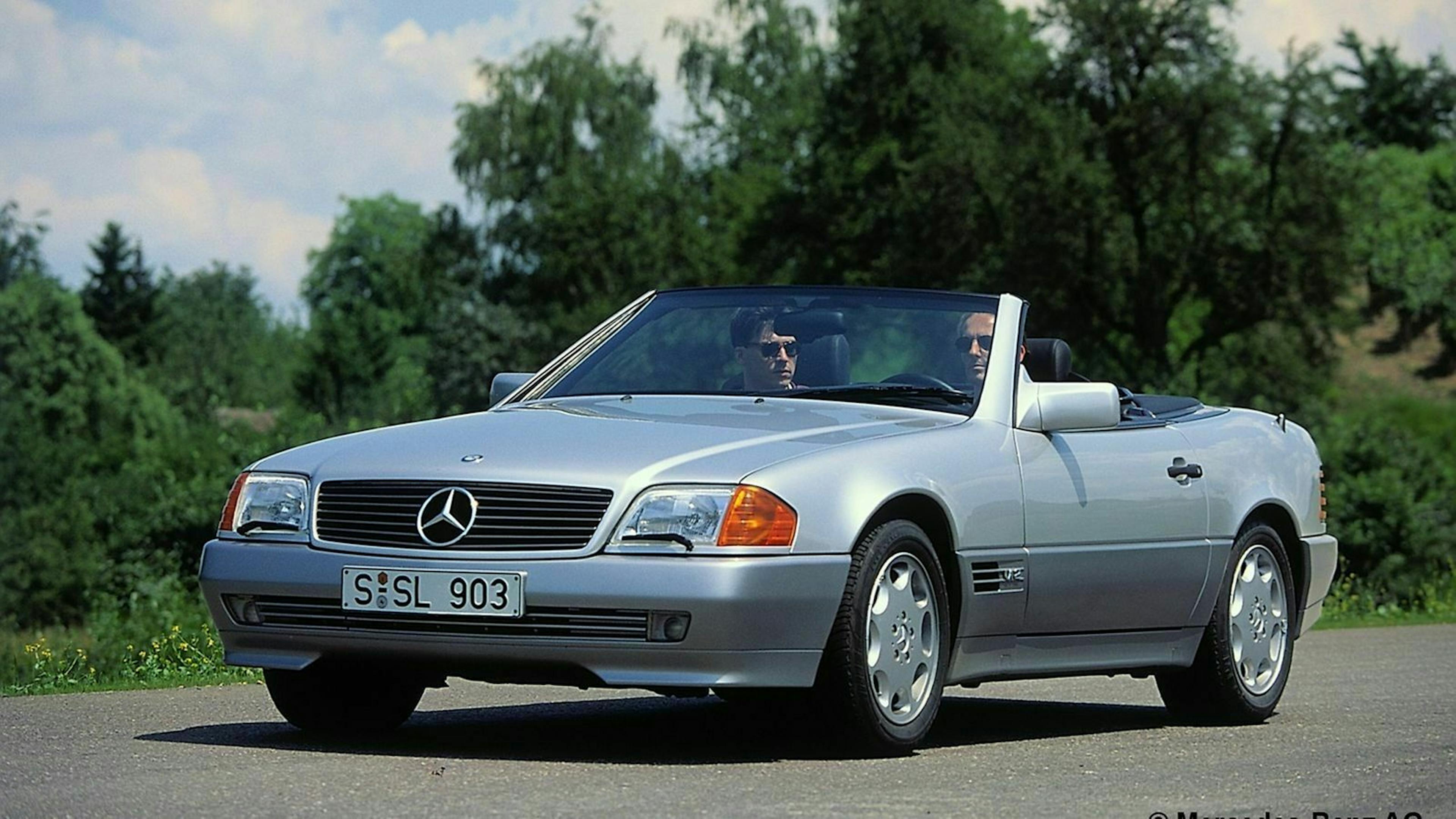 Mercedes SL in der Ansicht von vorne links, fahrend