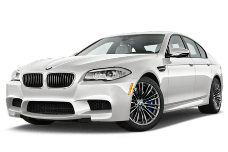 Weißer BMW M5 Limousine mit sportlichem Design, markanter Front und Alufelgen in Studioumgebung.