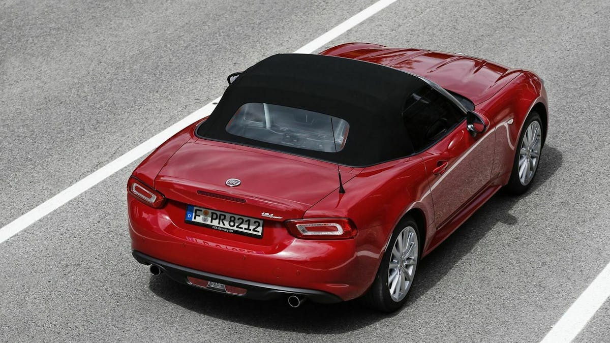 Fiat 124 Spider stehend auf einer Straße mit geschlossenem Verdeck
