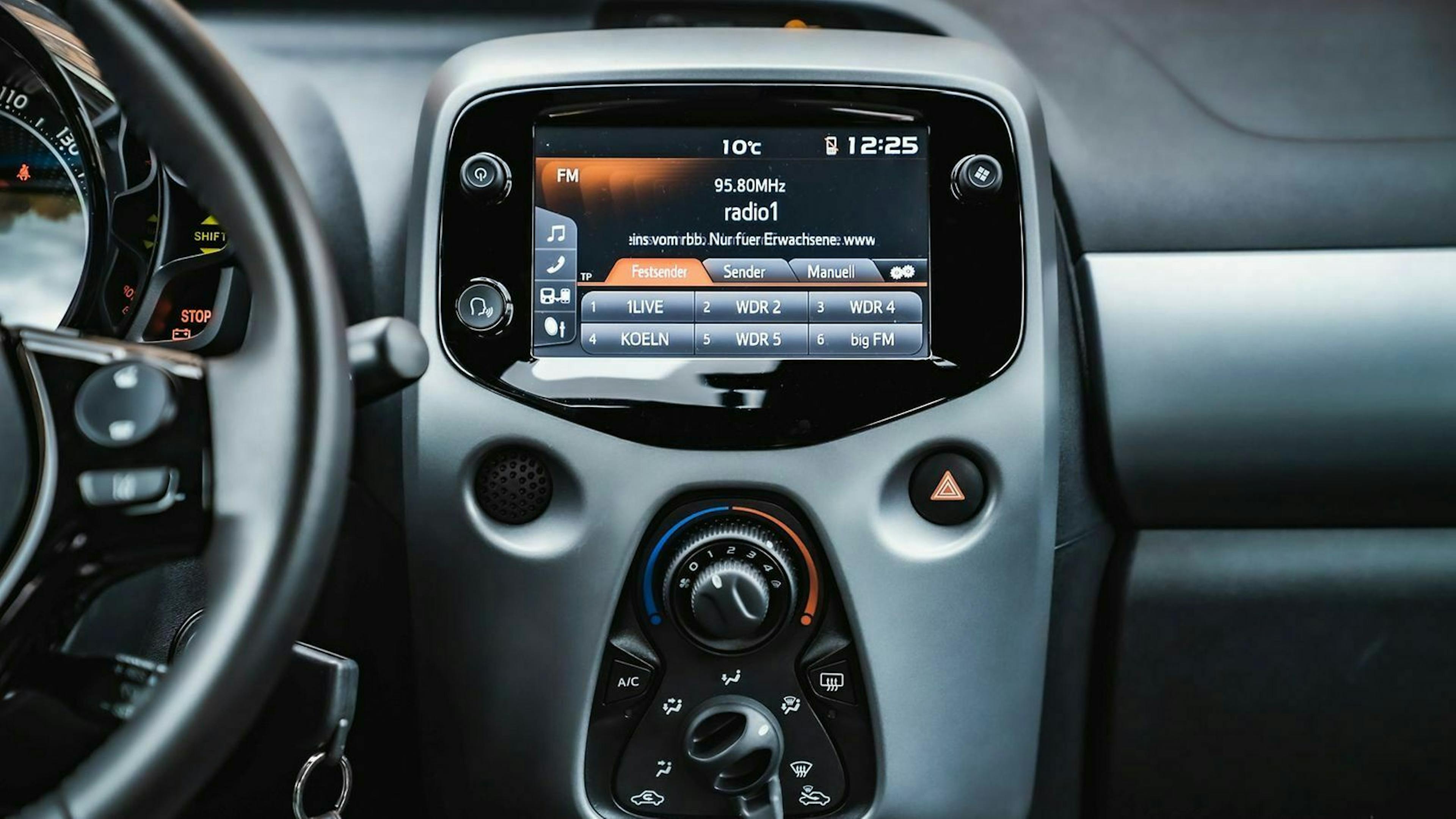 Blick auf die Mittelkonsole des Toyota Aygo