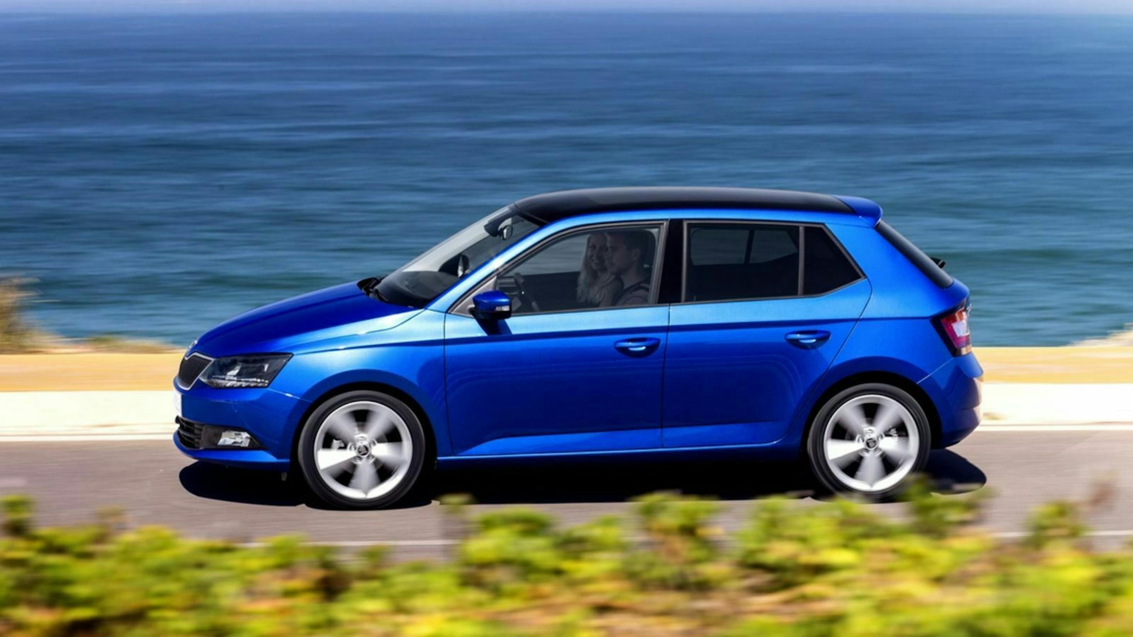 Zu sehen ist der Skoda Fabia in seitlicher Position, fahrend