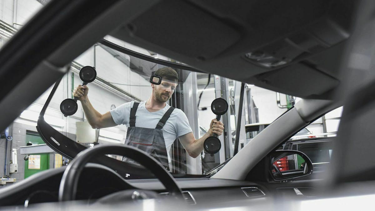 Je nach Größe des Steinschlags und handwerklichem Geschick, kannst Du die Reparatur auch selbst durchführen.
