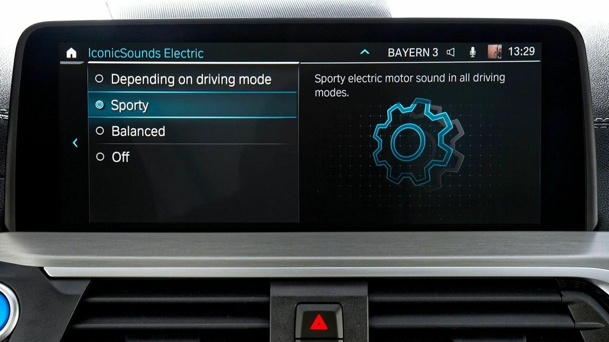 Zu sehen ist das Infotainmentsystem des BMW iX3