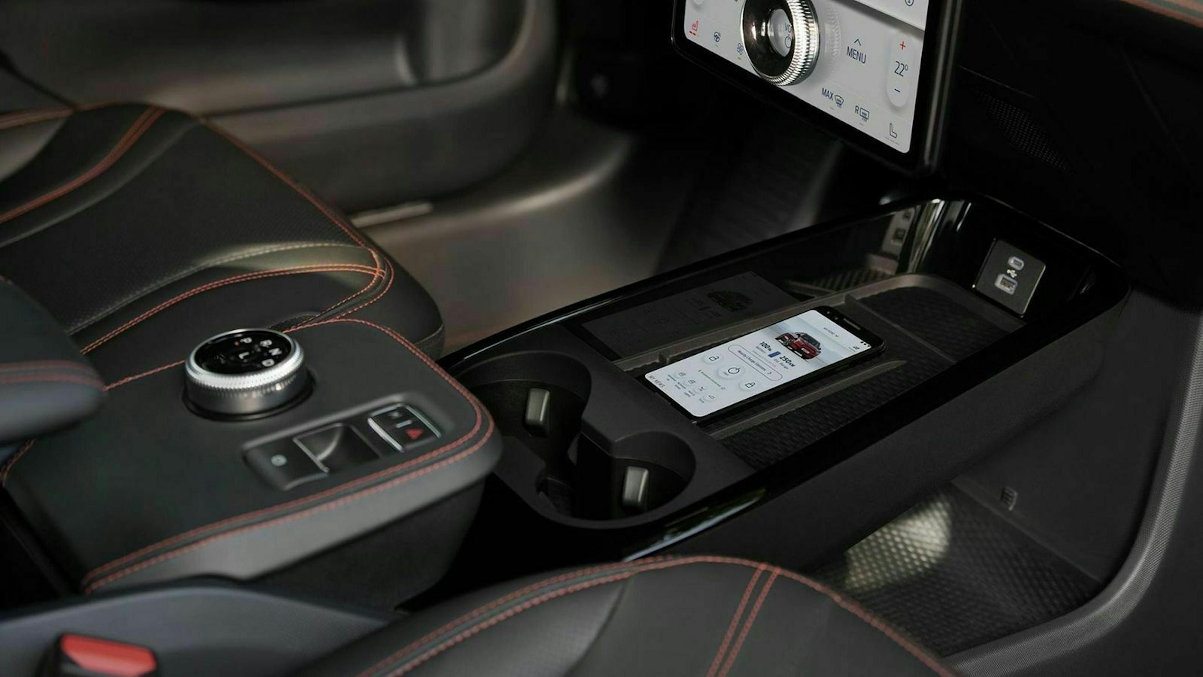 Der Innenraum des Ford Mustang Mach-E mit Sicht auf die Mittelkonsole