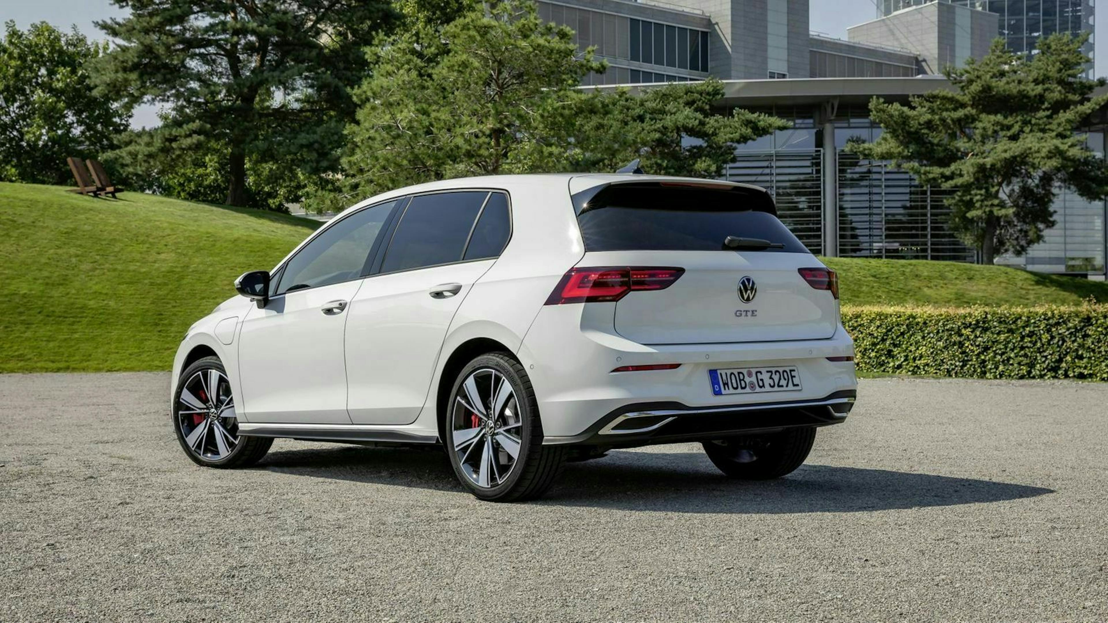 Der VW Golf GTE 8 in seitlicher Heckansicht stehend