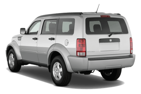 Silberner SUV mit getönten Fenstern, von der Rückseite und leicht seitlich sichtbar, auf weißem Hintergrund.