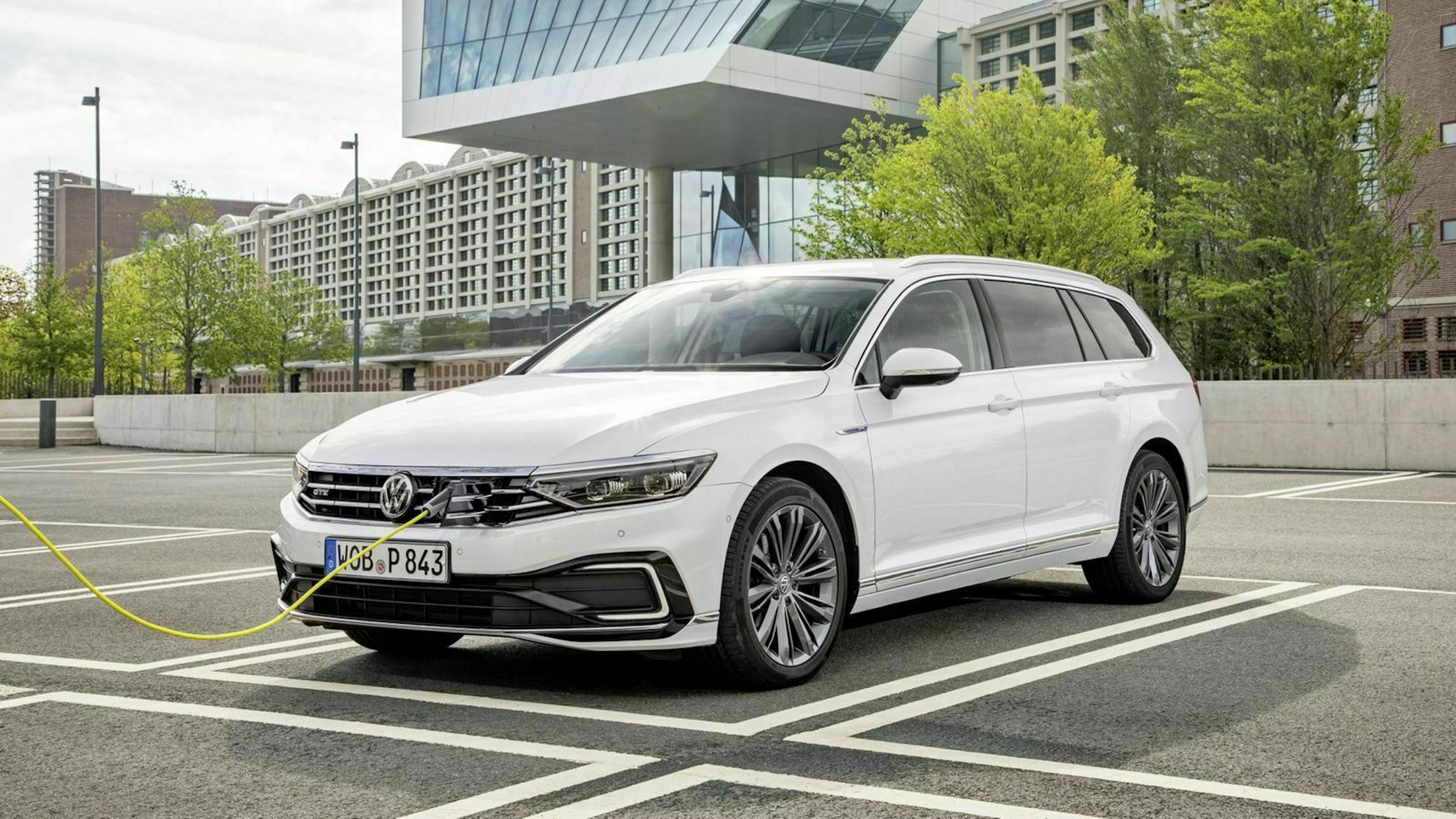 Zu sehen ist der Passat GTE Variant an der Ladestation