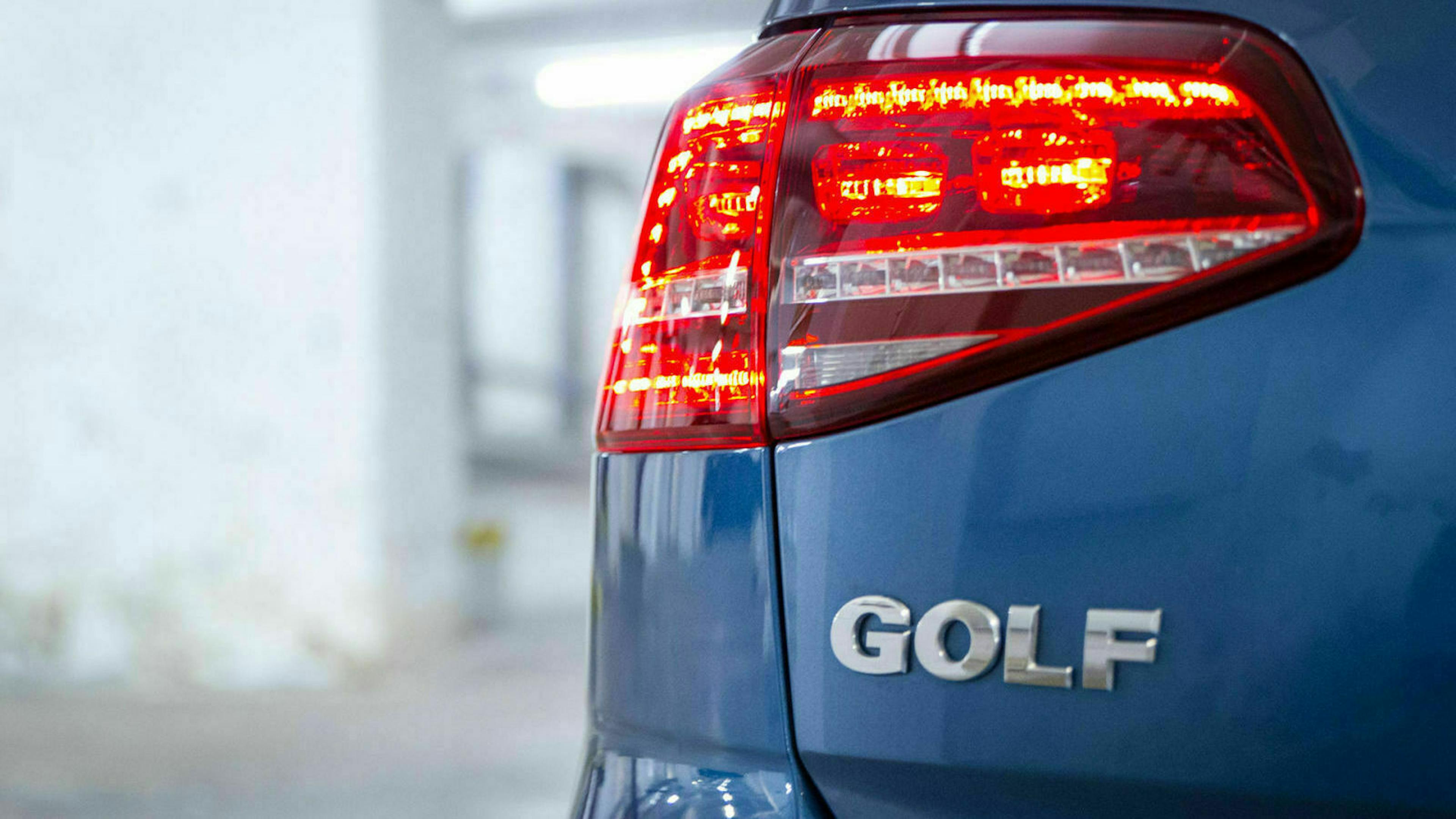 Zu sehen ist der Rückscheinwerfer des Golfs