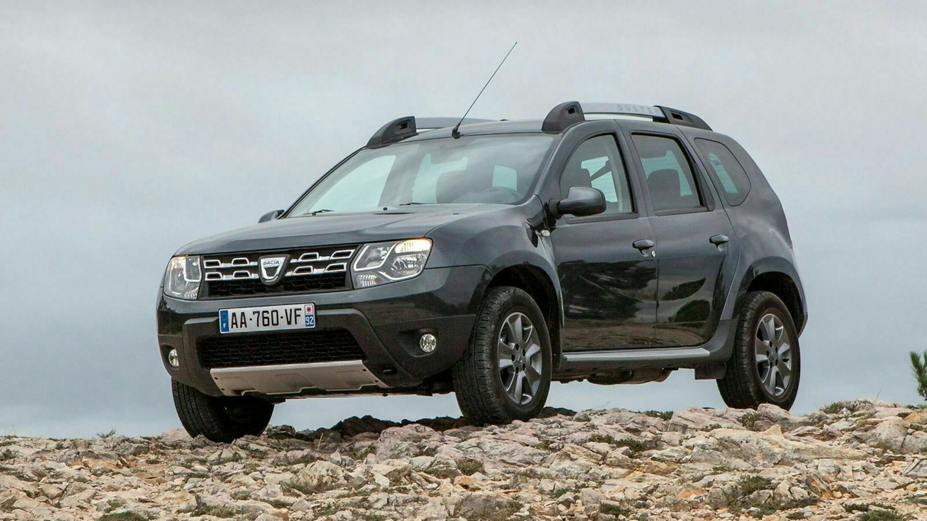Zu sehen ist der Dacia Duster mit Halogen-Scheinwerfern