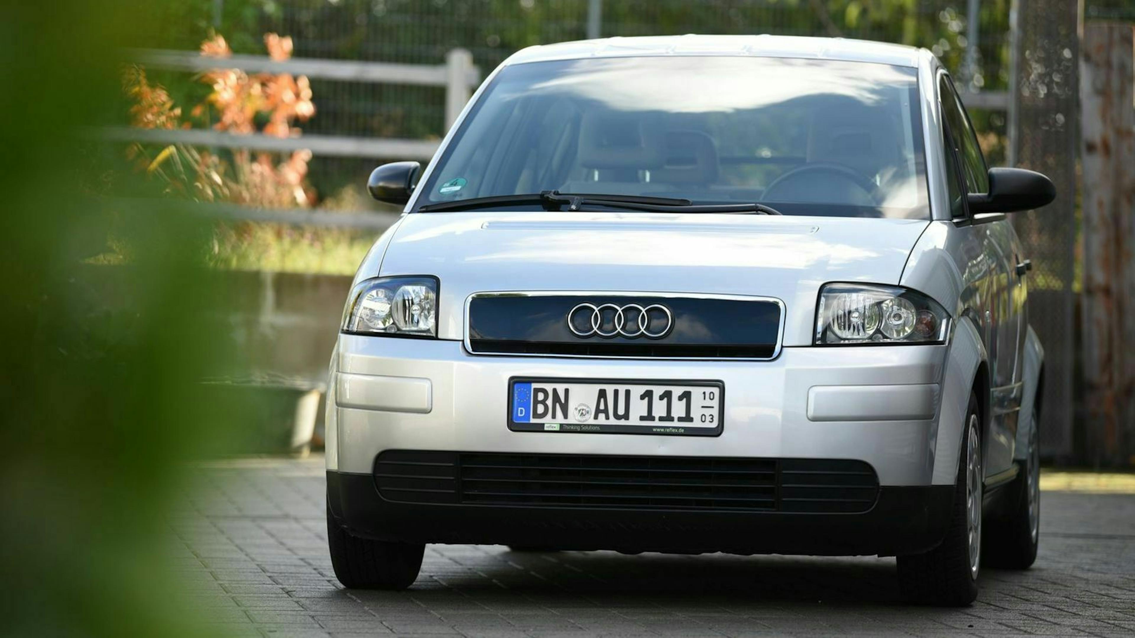 Der Audi A2 in Frontansicht stehend 