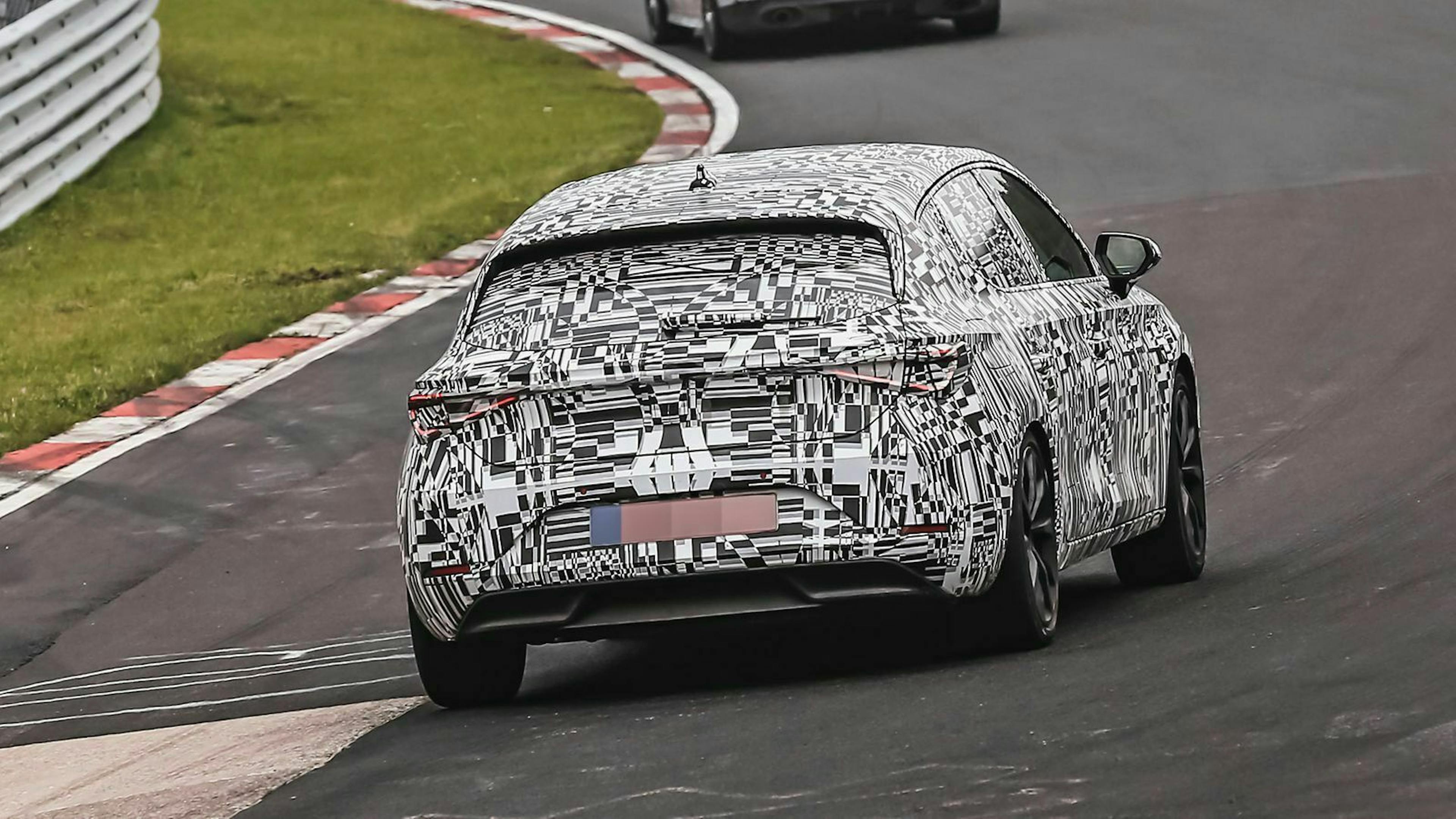 Seat Leon Erlkönig in der Heckansicht, fahrend