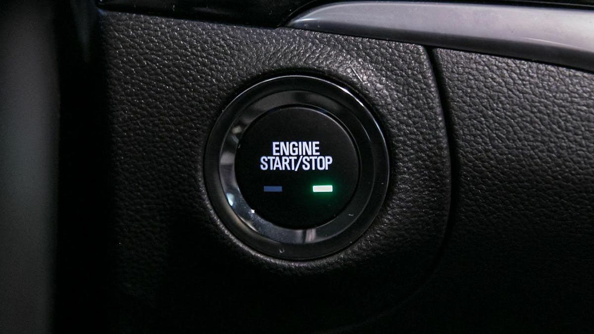 Das Start-Stopp-System startet den Motor, sobald sich der Fuß vom Bremspedal löst