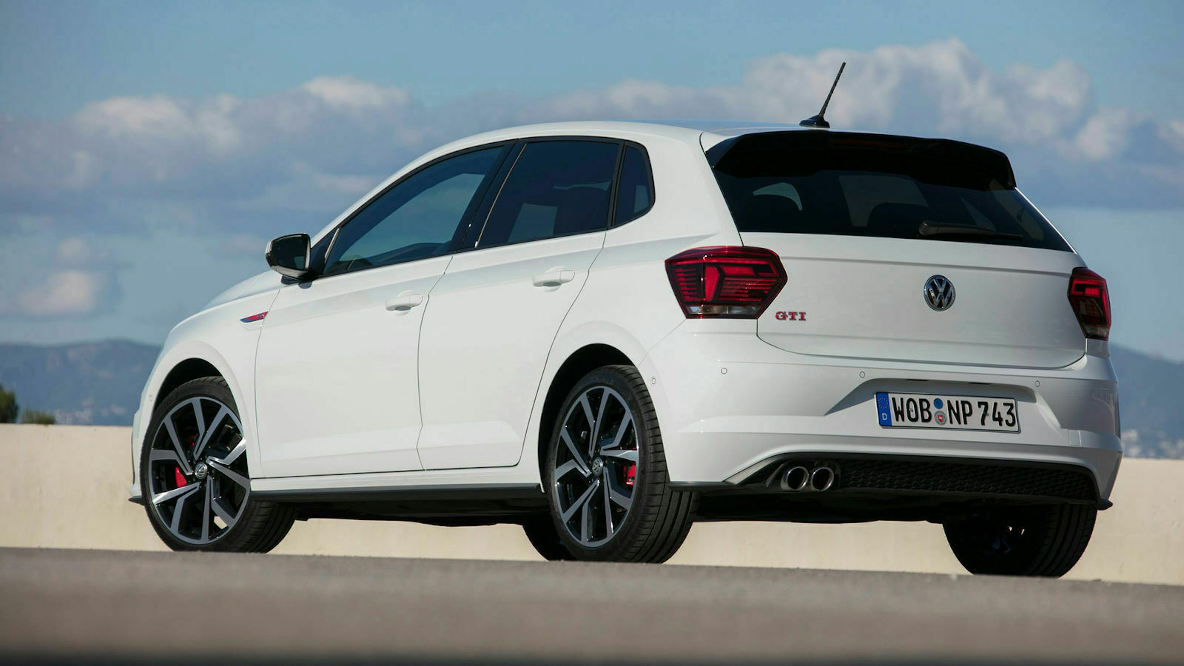 Zu sehen ist der VW Polo VI GTI von hinten, stehend