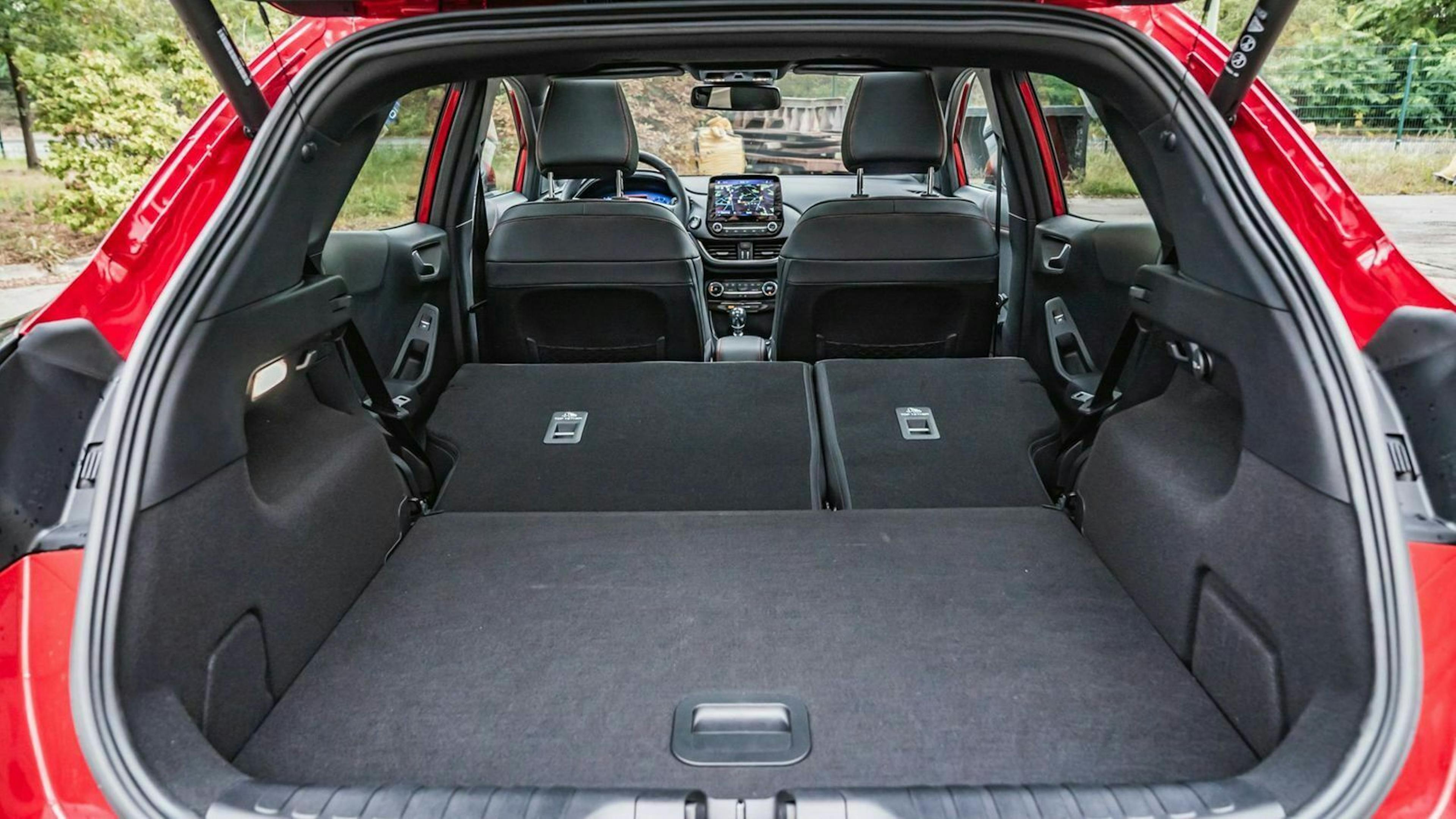 Zu sehen ist der Kofferraum des Ford Puma