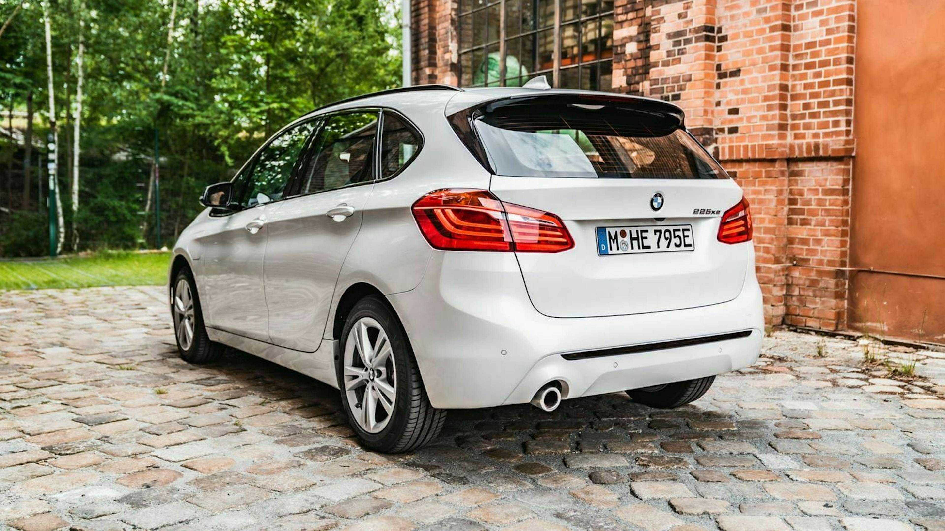 BMW 225 xe Test in seitlicher Heckansicht