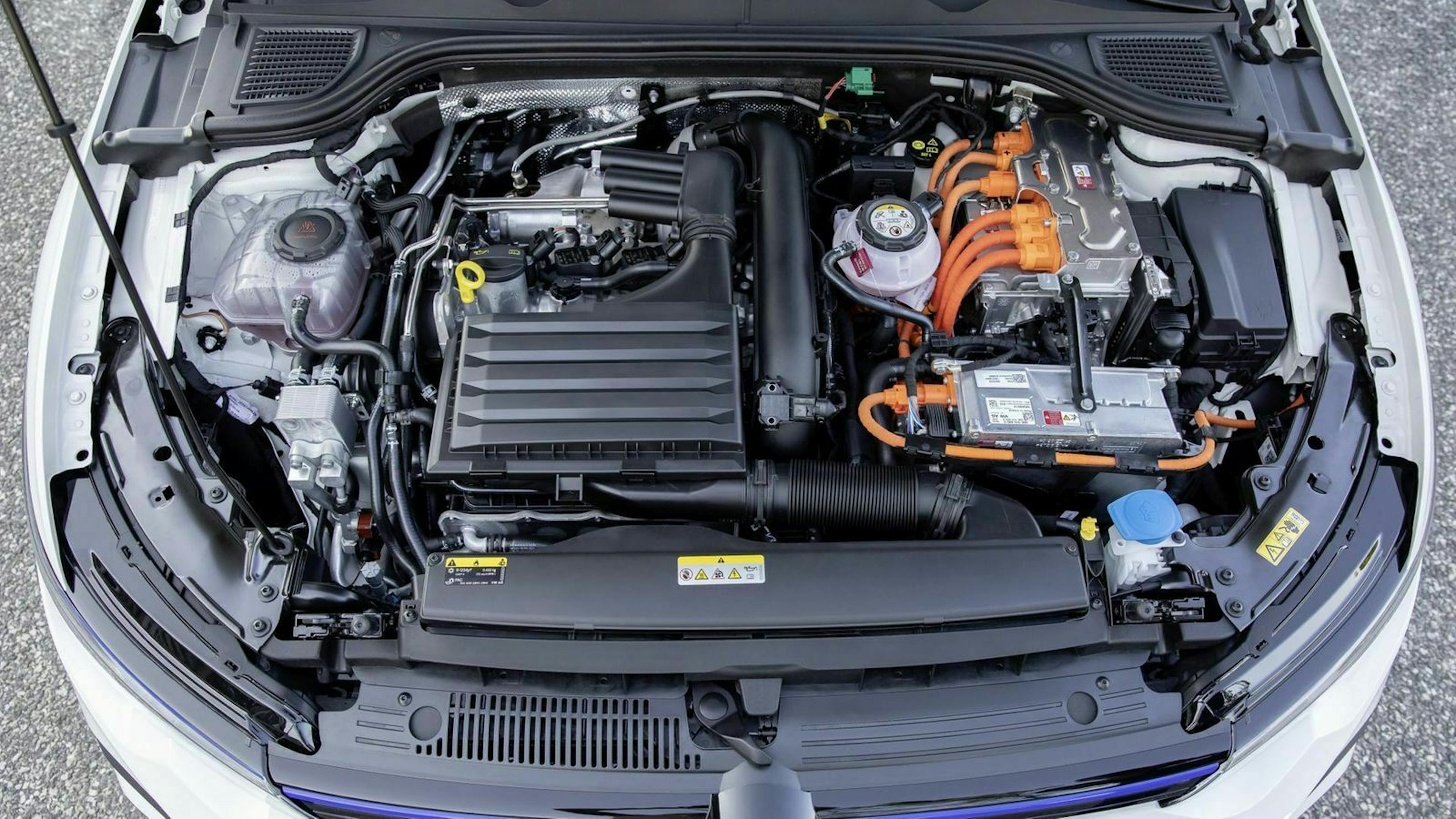 VW Golf 8 GTE mit Sicht auf offene Motorhaube
