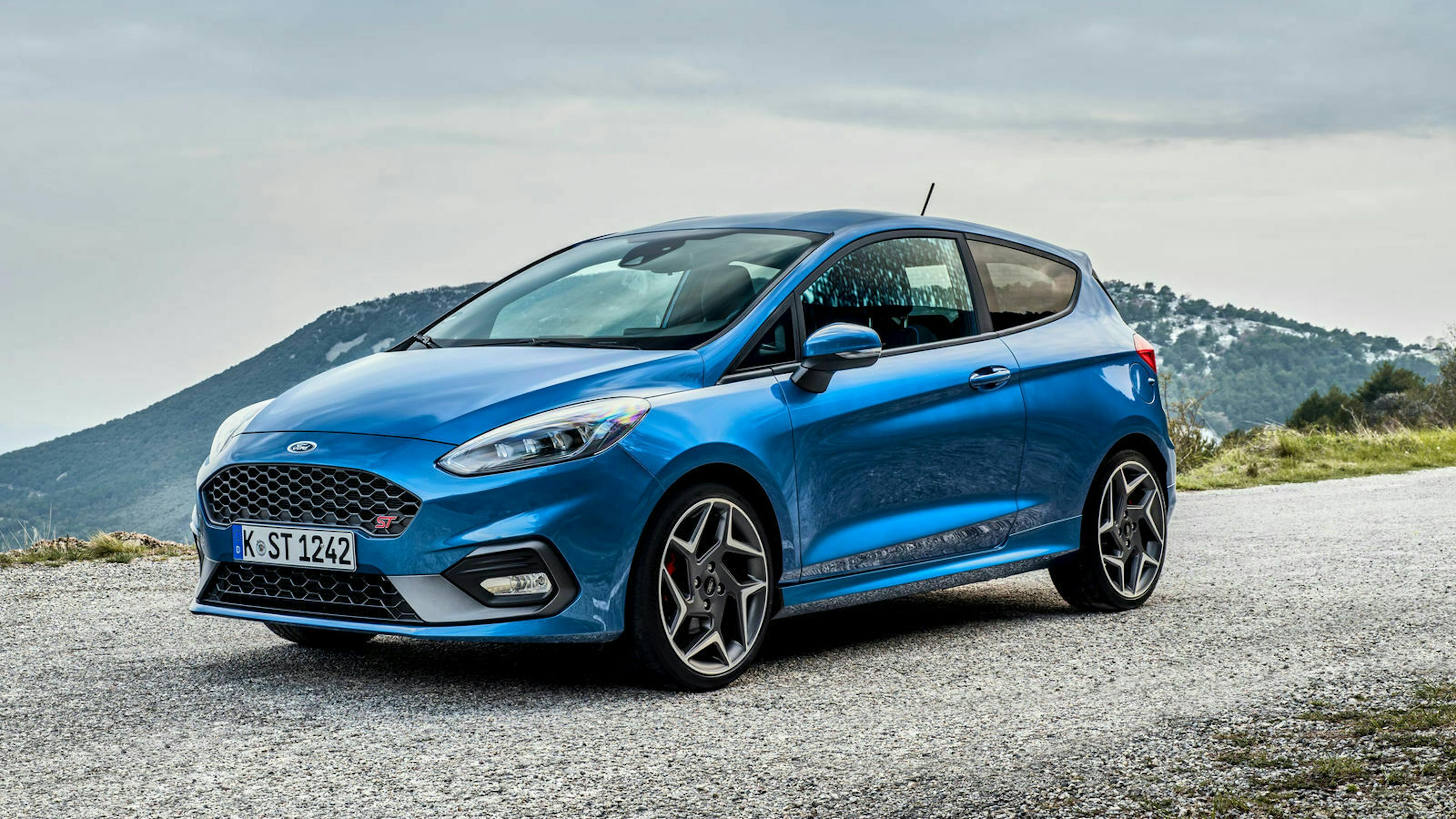 Zu sehen ist der Ford Fiesta ST, fahrend