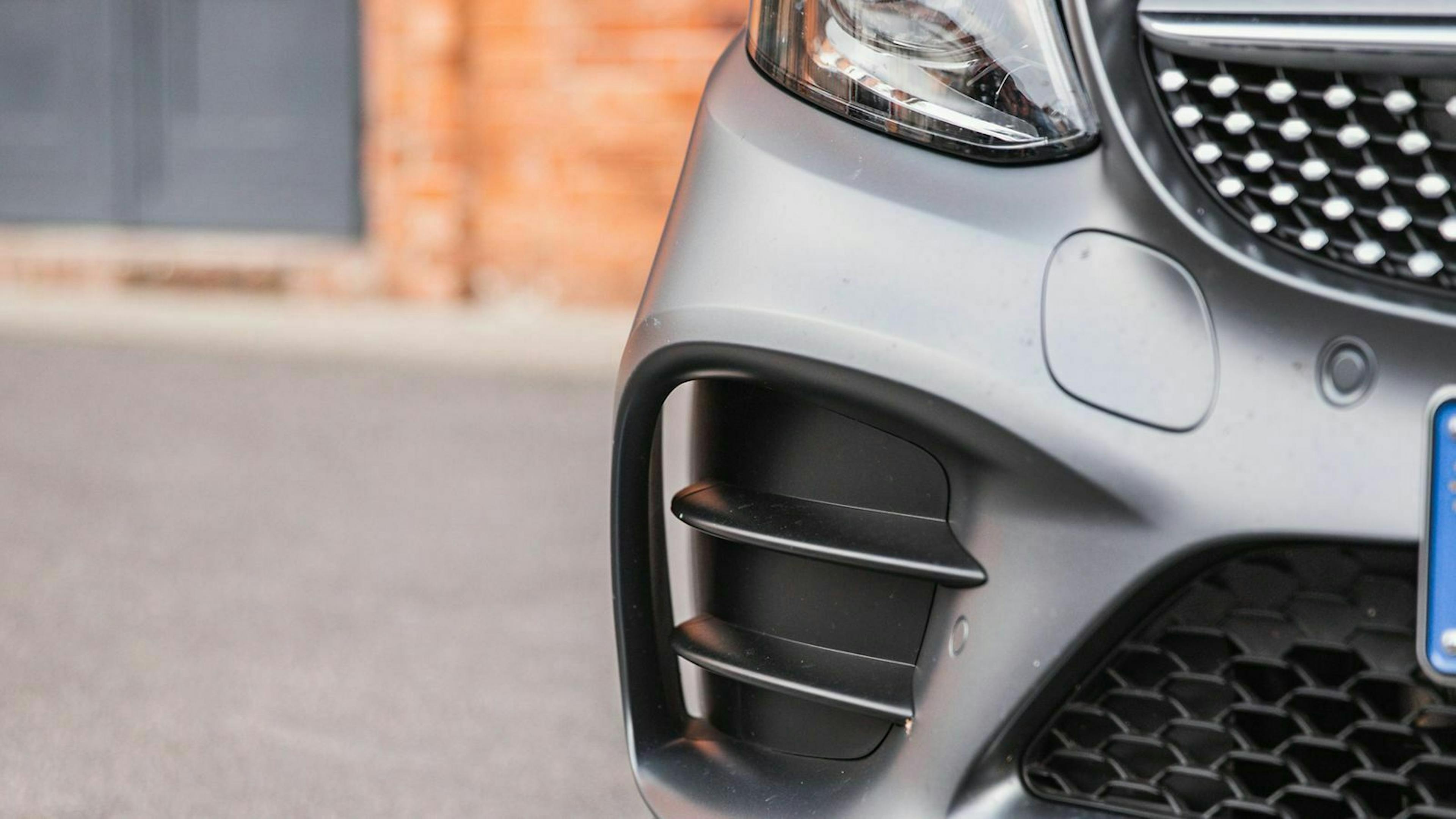 Für sportlichen Look sorgt innen wie außen die Variante "AMG-Line"-Ausstattung. 10.000 Euro schlägt Mercedes dafür oben drauf